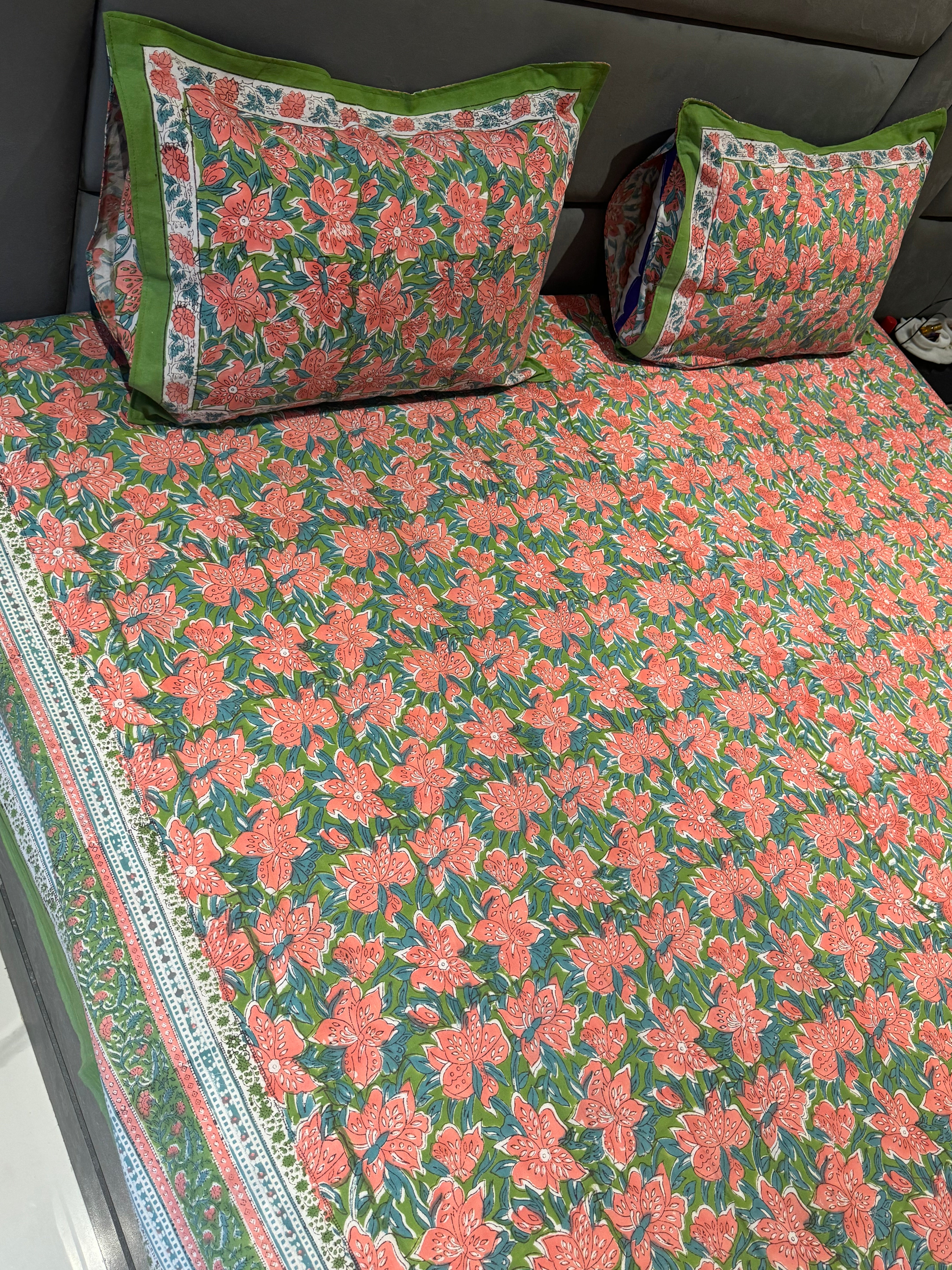 FESTIVE HANDBLOCK PRINTED BEDSHEET WITH 2 REVERSIBLE PILLOW COVERSo