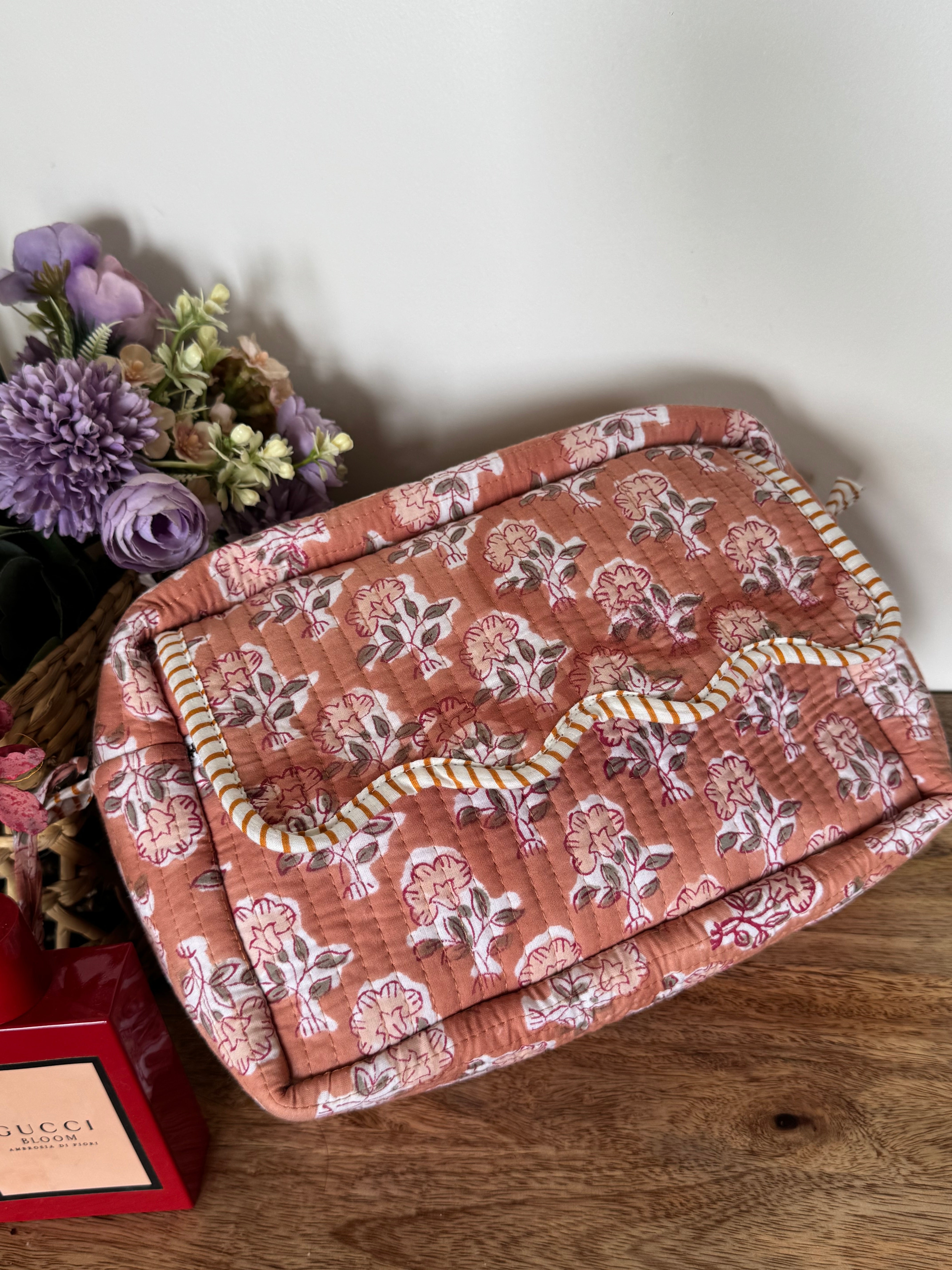 SCALLOP TOILETRY BAG
