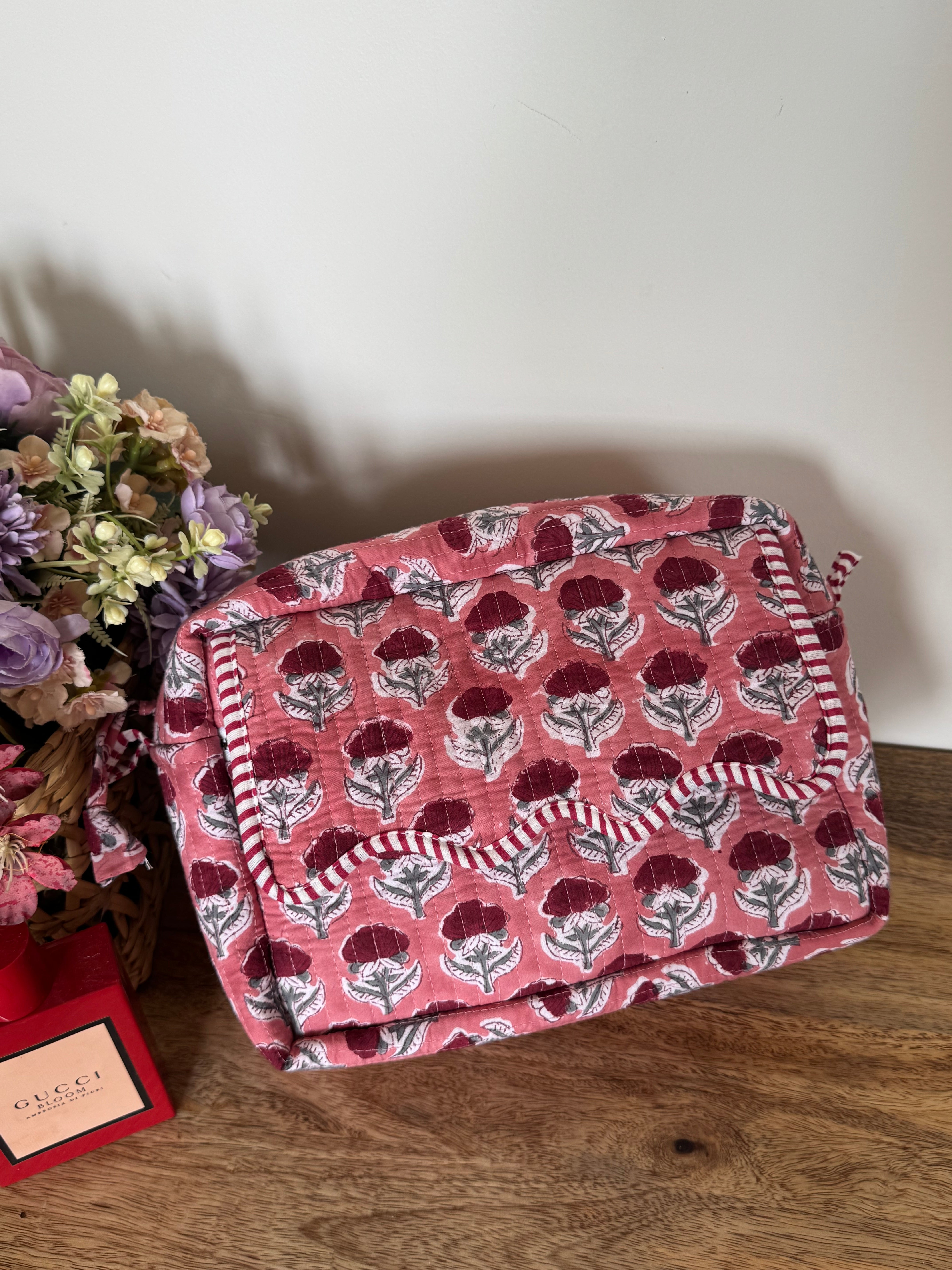 SCALLOP TOILETRY BAG