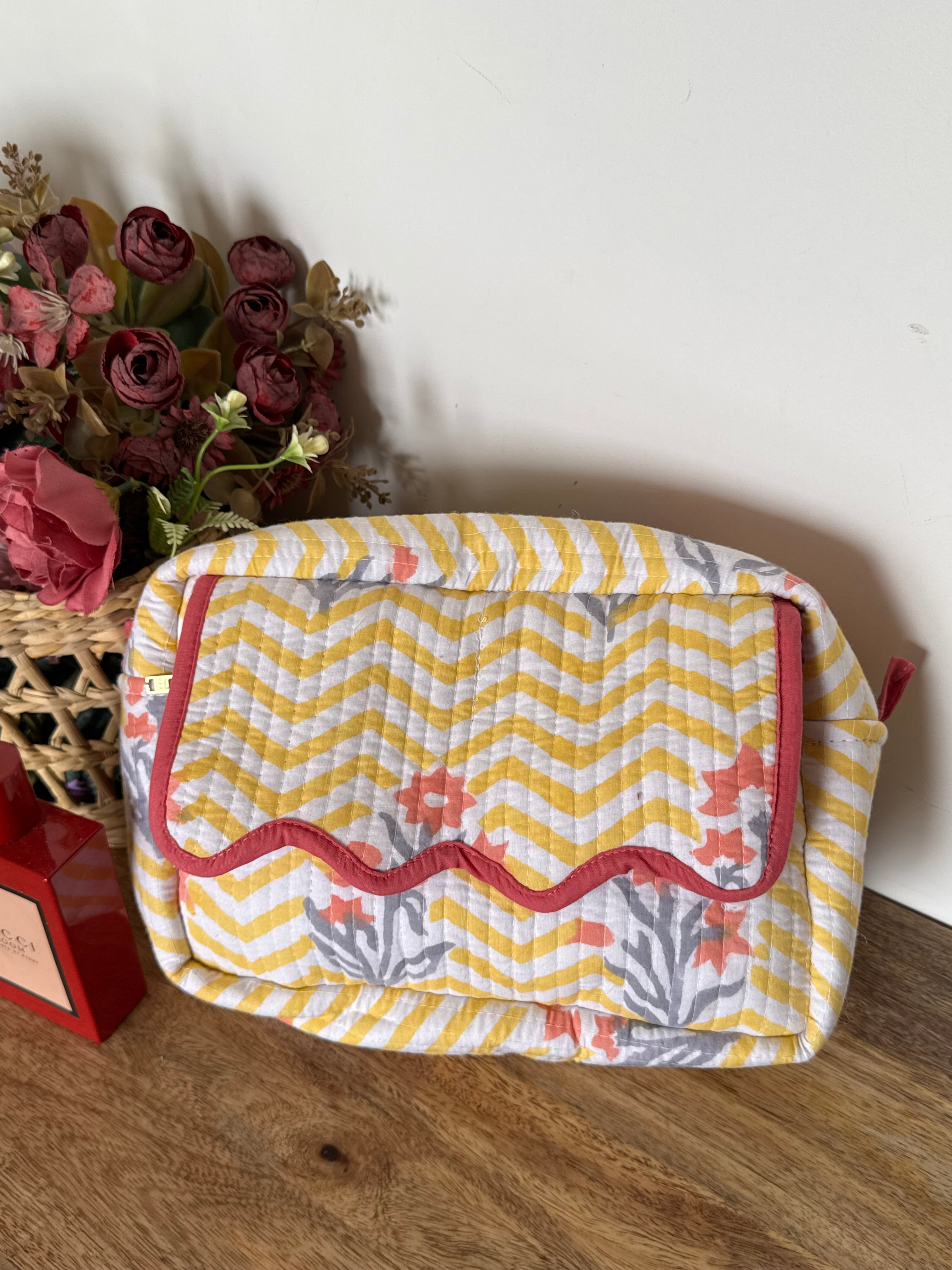 SCALLOP TOILETRY BAG