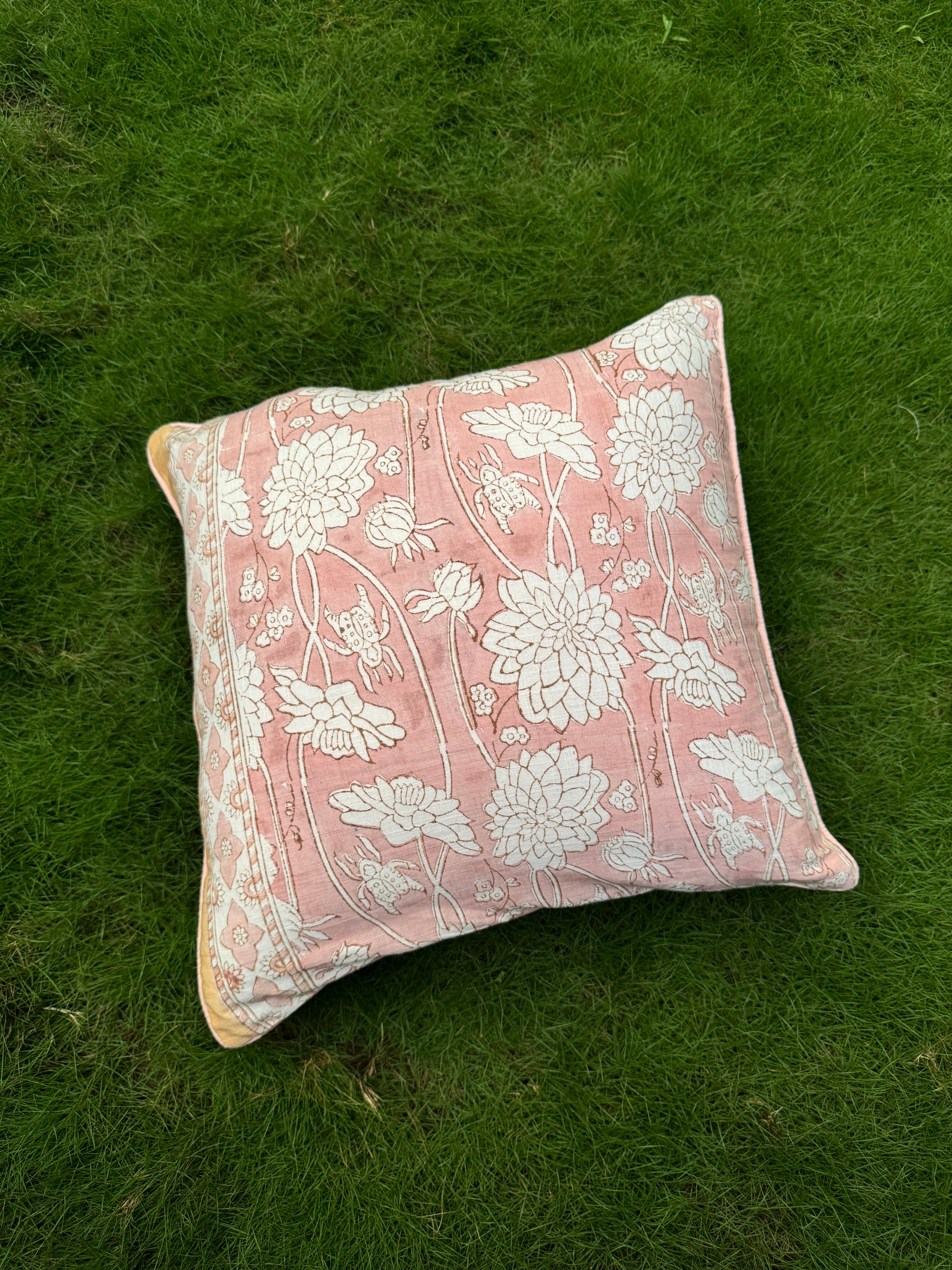 A PAIR OF HANDBLOCK PRINTED 16*16 INCHES CUSHION COVER