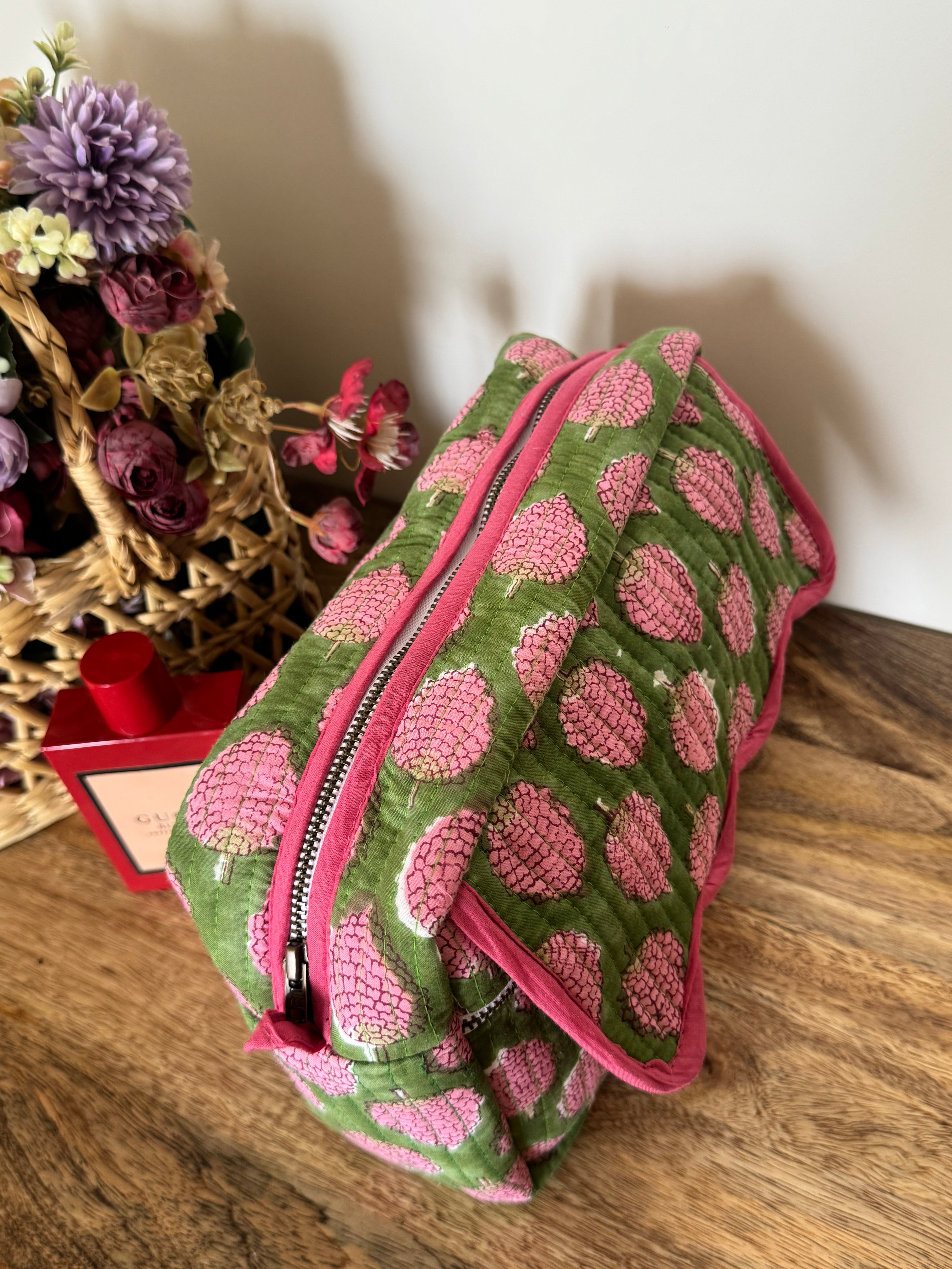 SCALLOP TOILETRY BAG