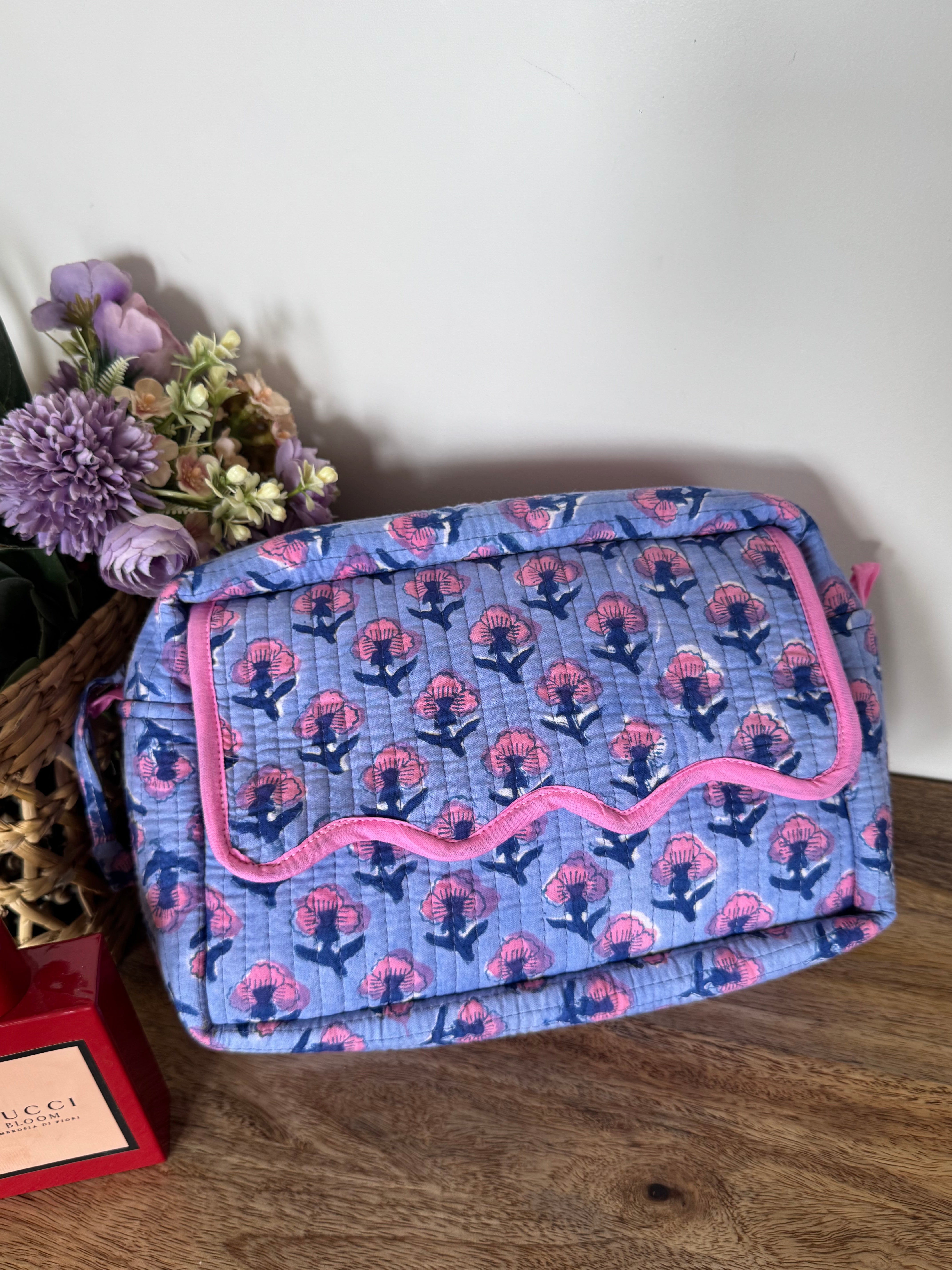 SCALLOP TOILETRY BAG