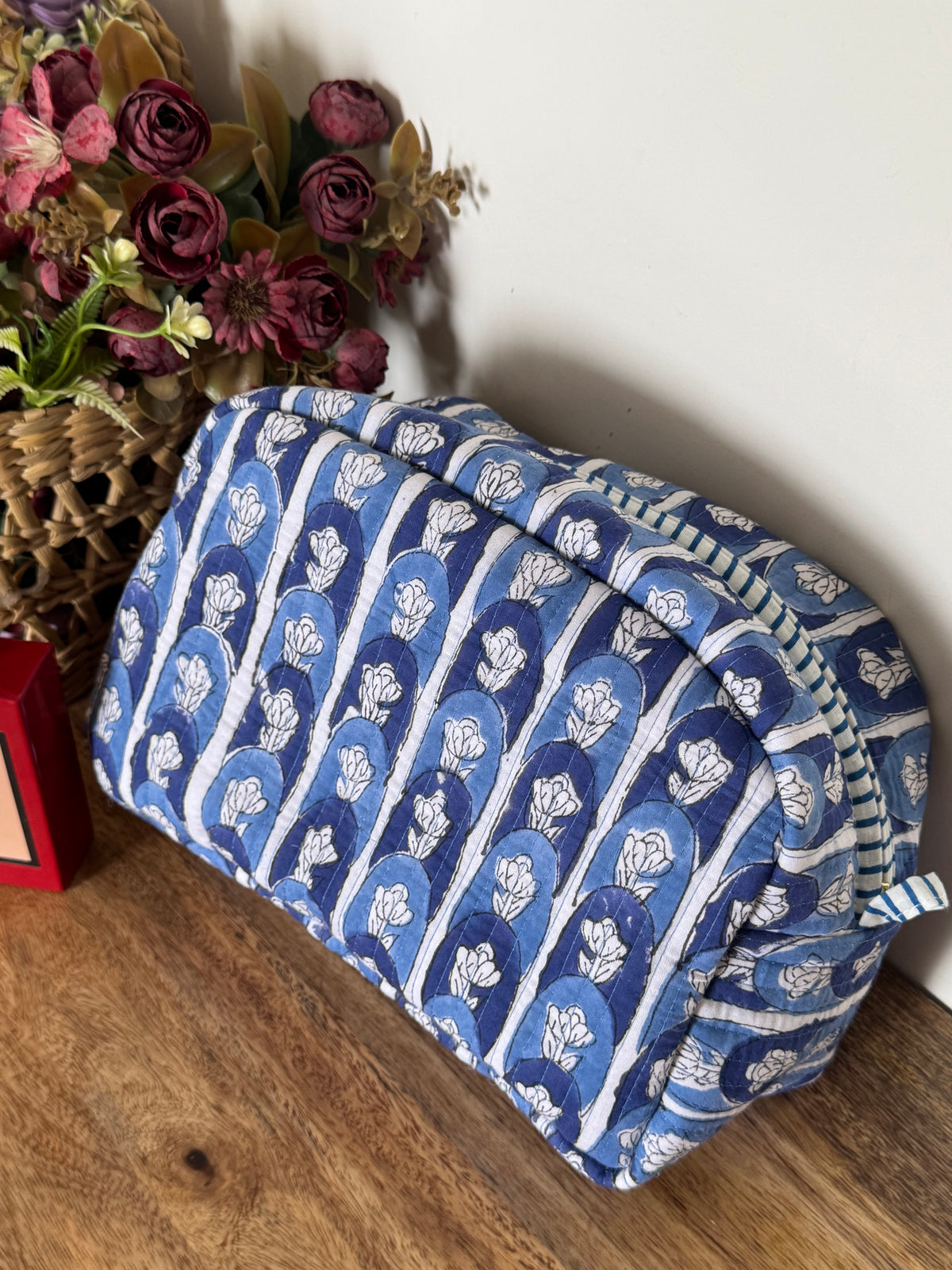 TOILETRY BAG WITH METAL ZIP