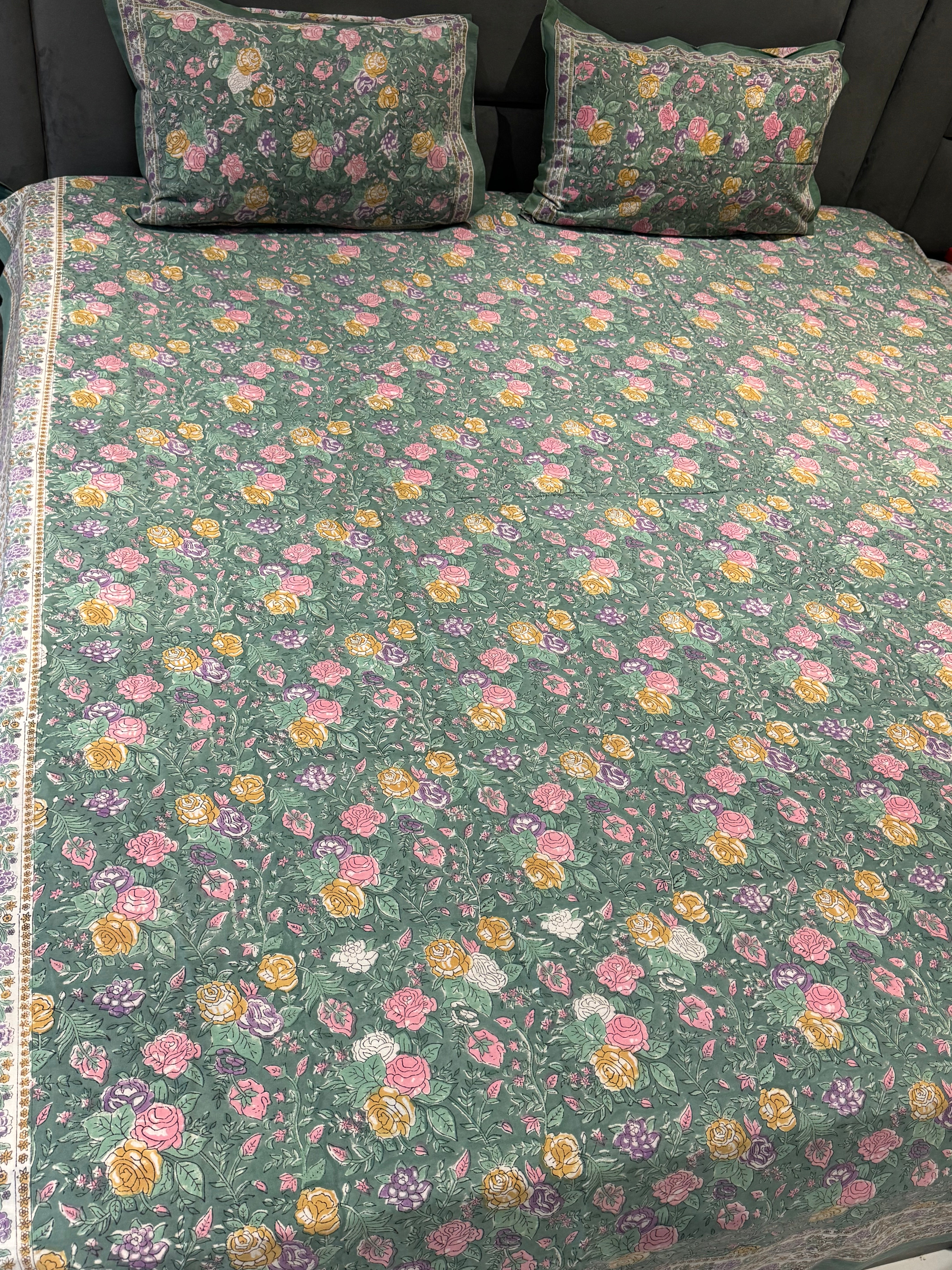 FESTIVE HANDBLOCK PRINTED BEDSHEET WITH 2 REVERSIBLE PILLOW COVERSo