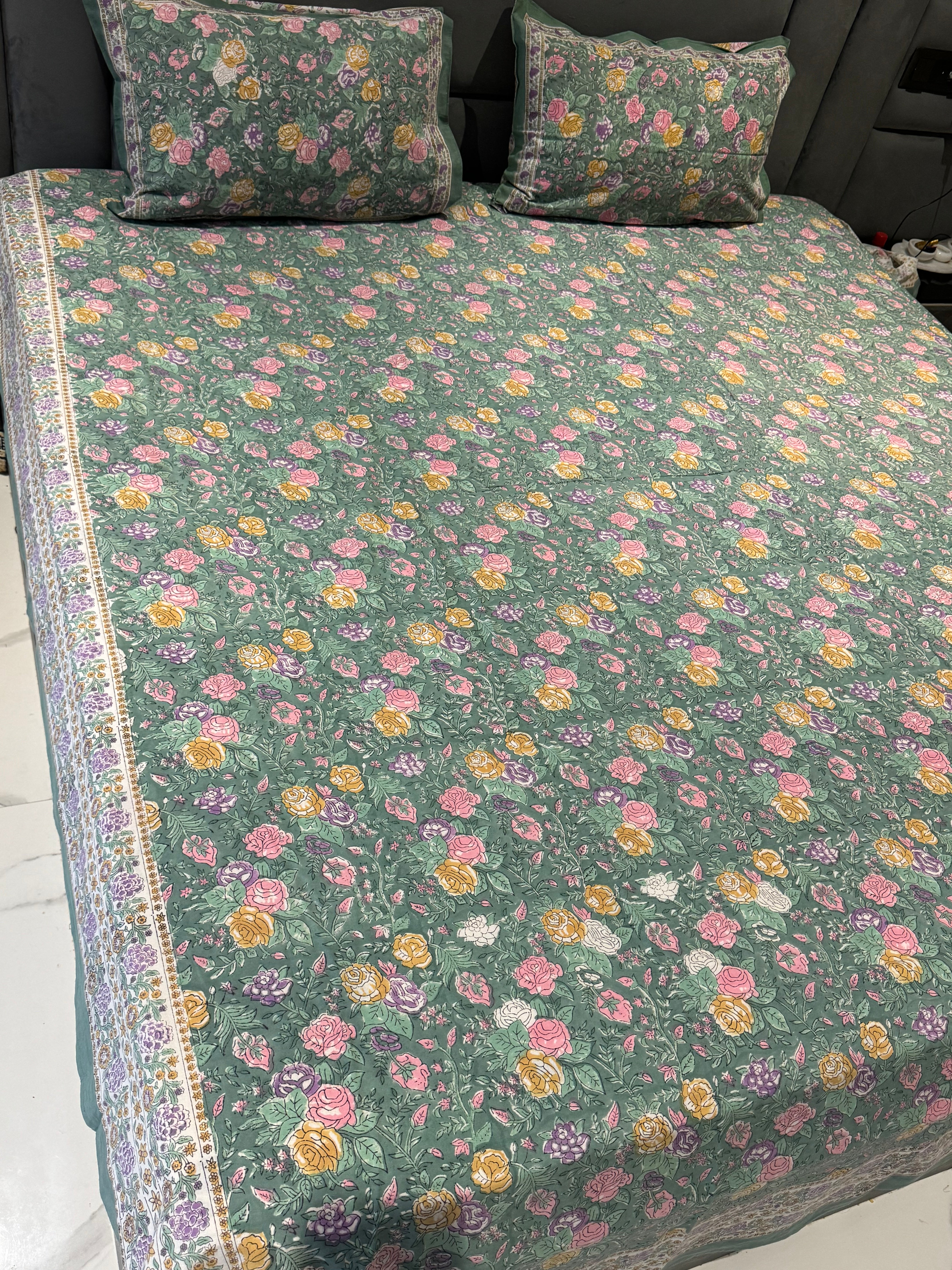 FESTIVE HANDBLOCK PRINTED BEDSHEET WITH 2 REVERSIBLE PILLOW COVERSo