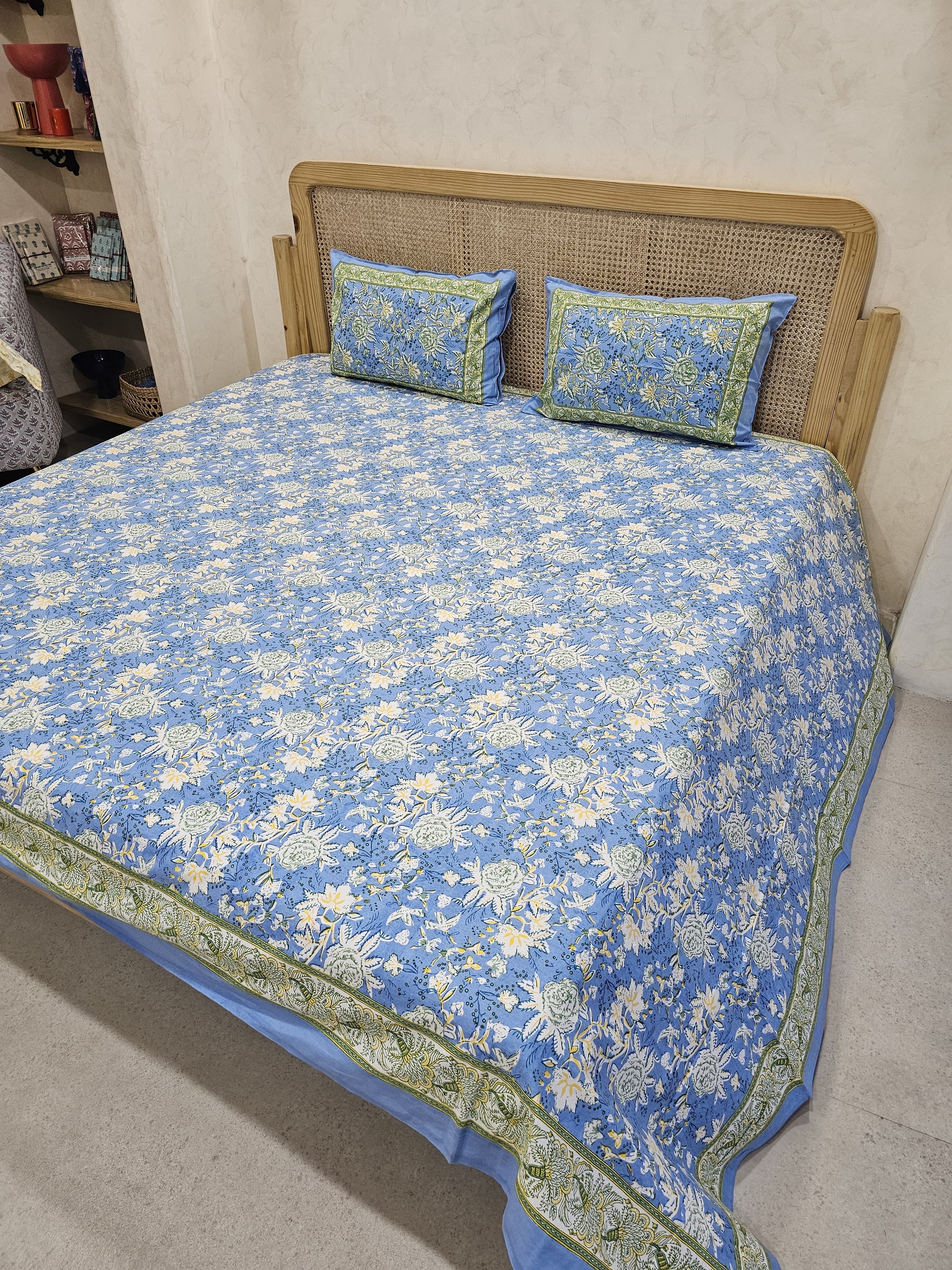RANGREZ BEDSHEET WITH TWO REVERSIBLE PILLOW COVERS