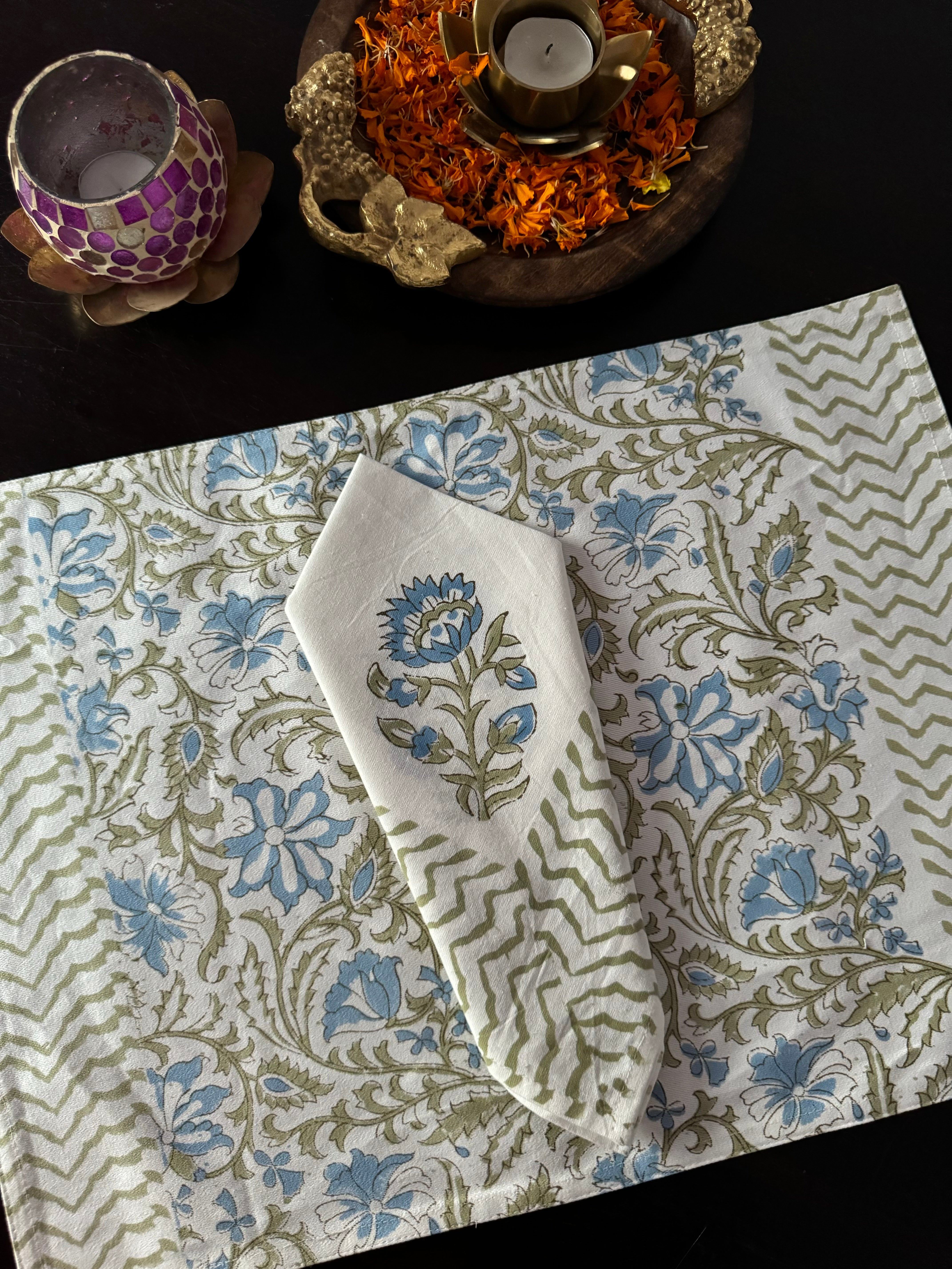 A PAIR HANDBLOCK PRINTED TABLE MAT AND NAPKIN SET