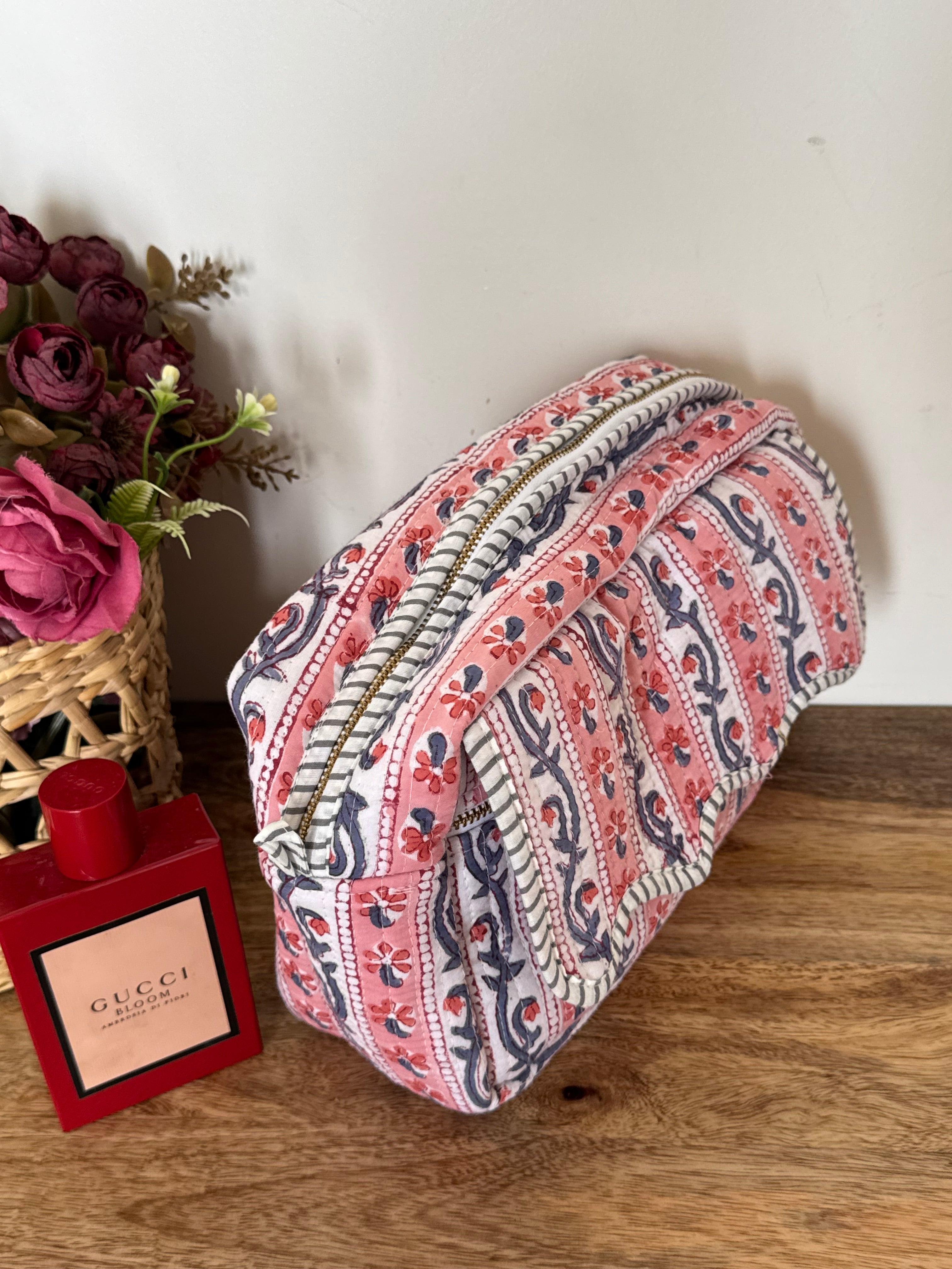 SCALLOP TOILETRY BAG