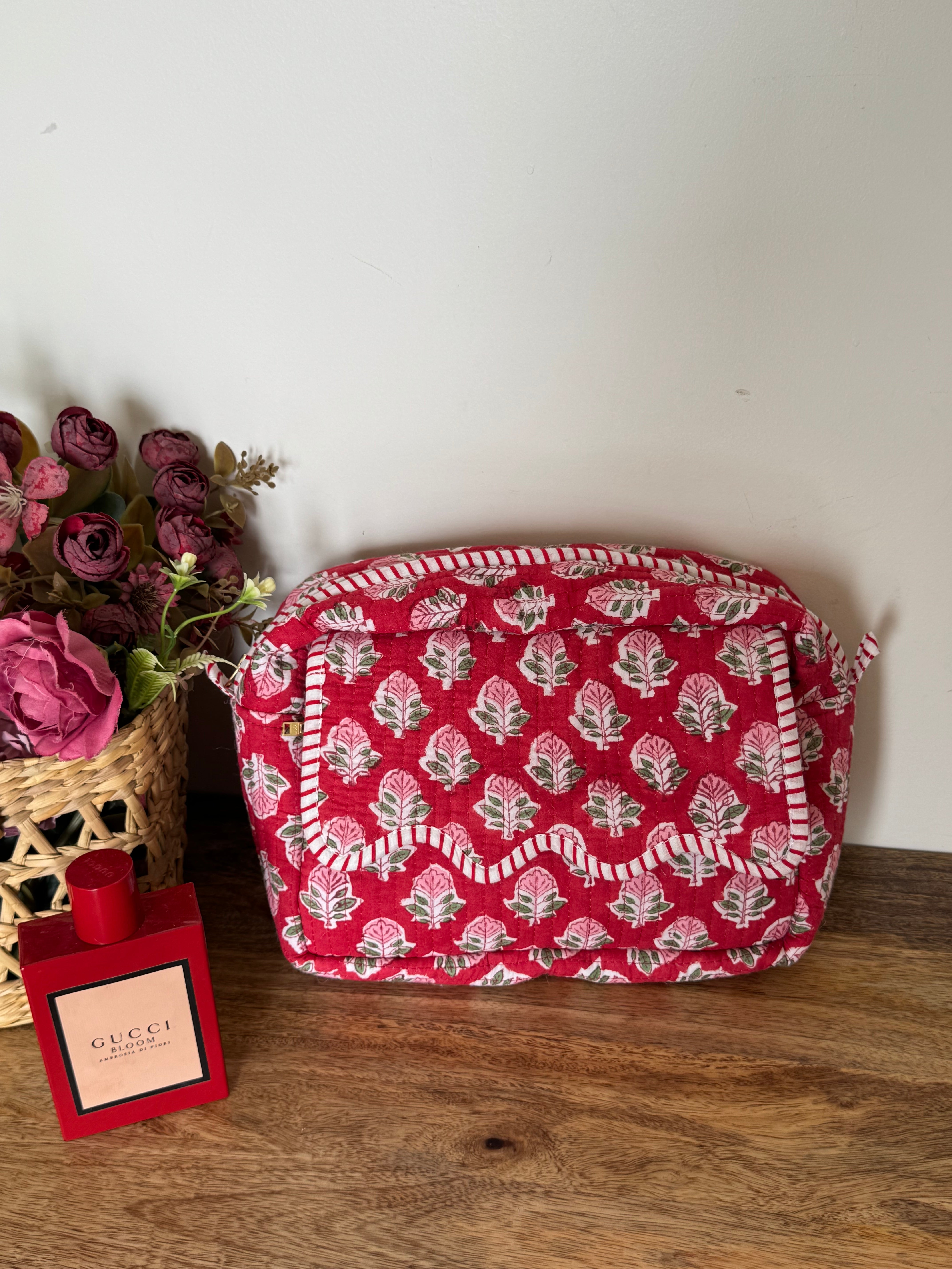 SCALLOP TOILETRY BAG