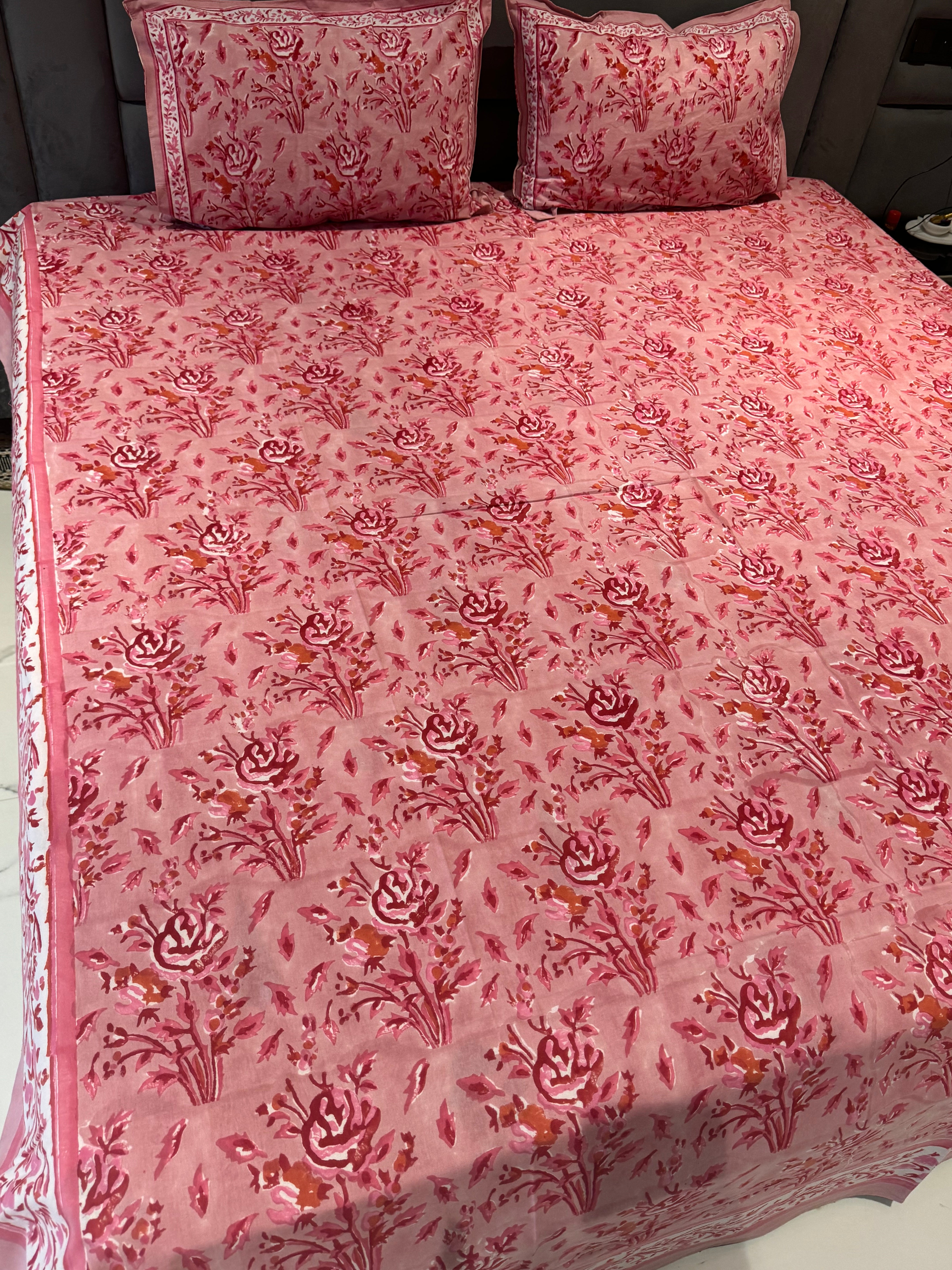 FESTIVE HANDBLOCK PRINTED BEDSHEET WITH 2 REVERSIBLE PILLOW COVERSo