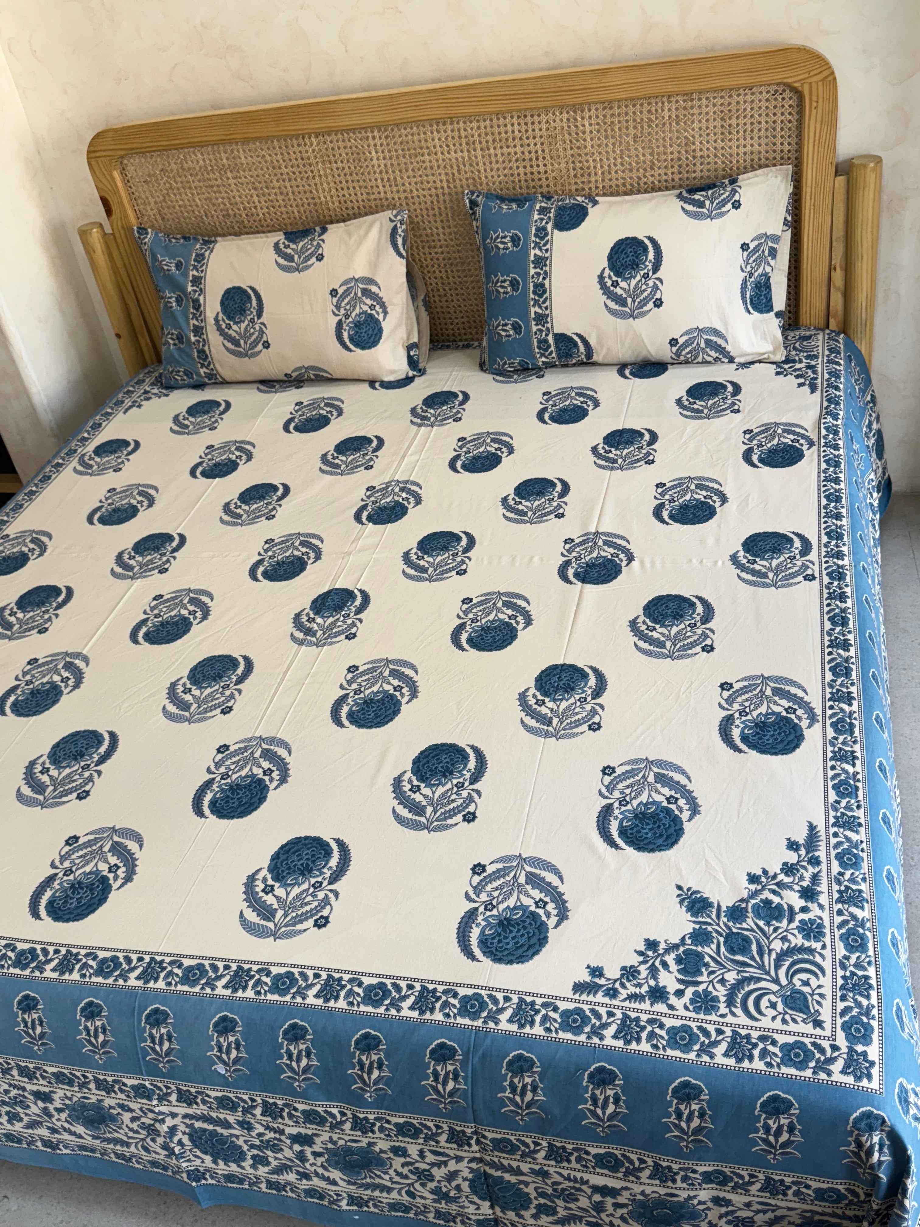 RANGREZ BEDSHEET WITH TWO REVERSIBLE PILLOW COVERS