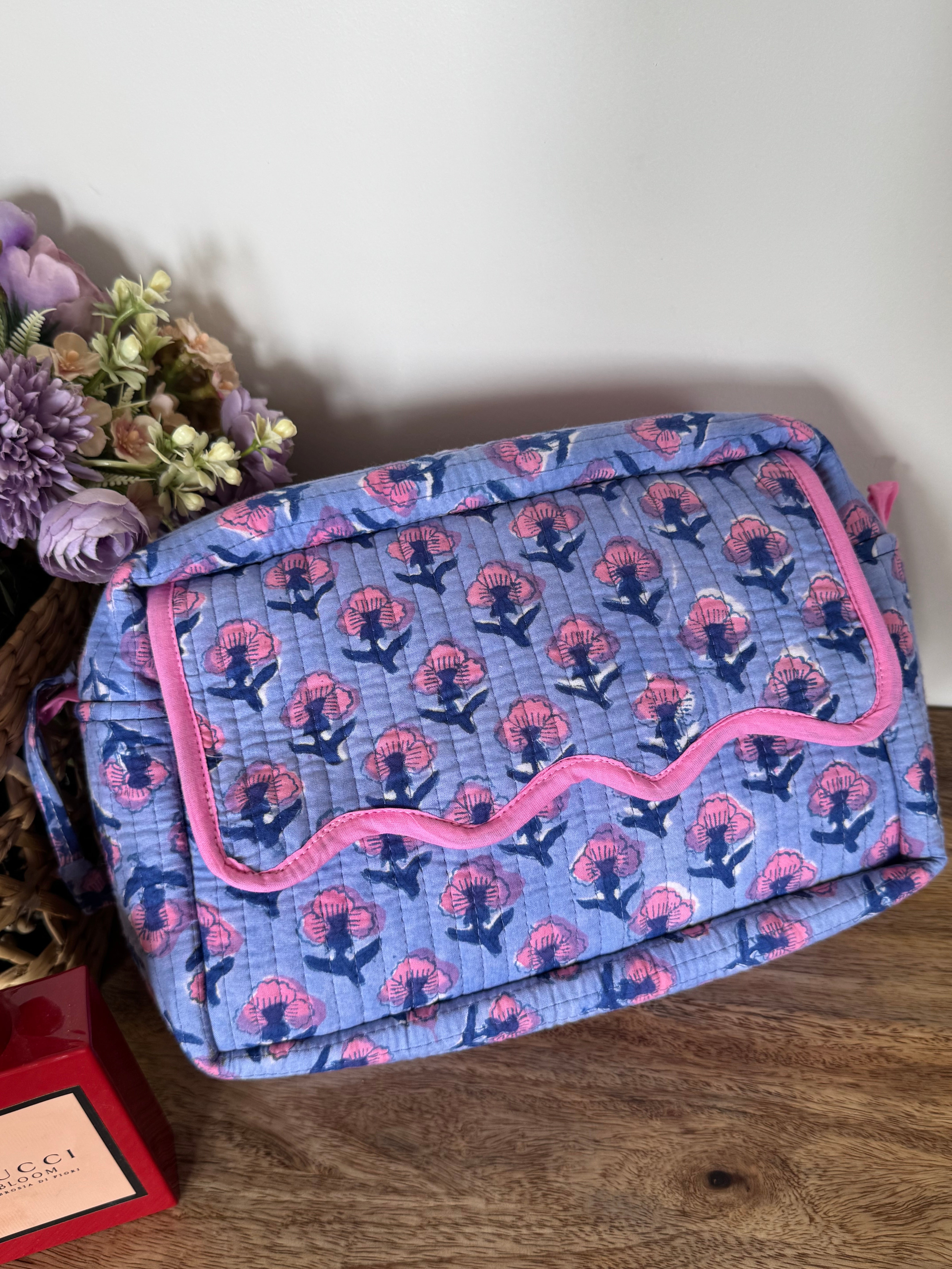 SCALLOP TOILETRY BAG