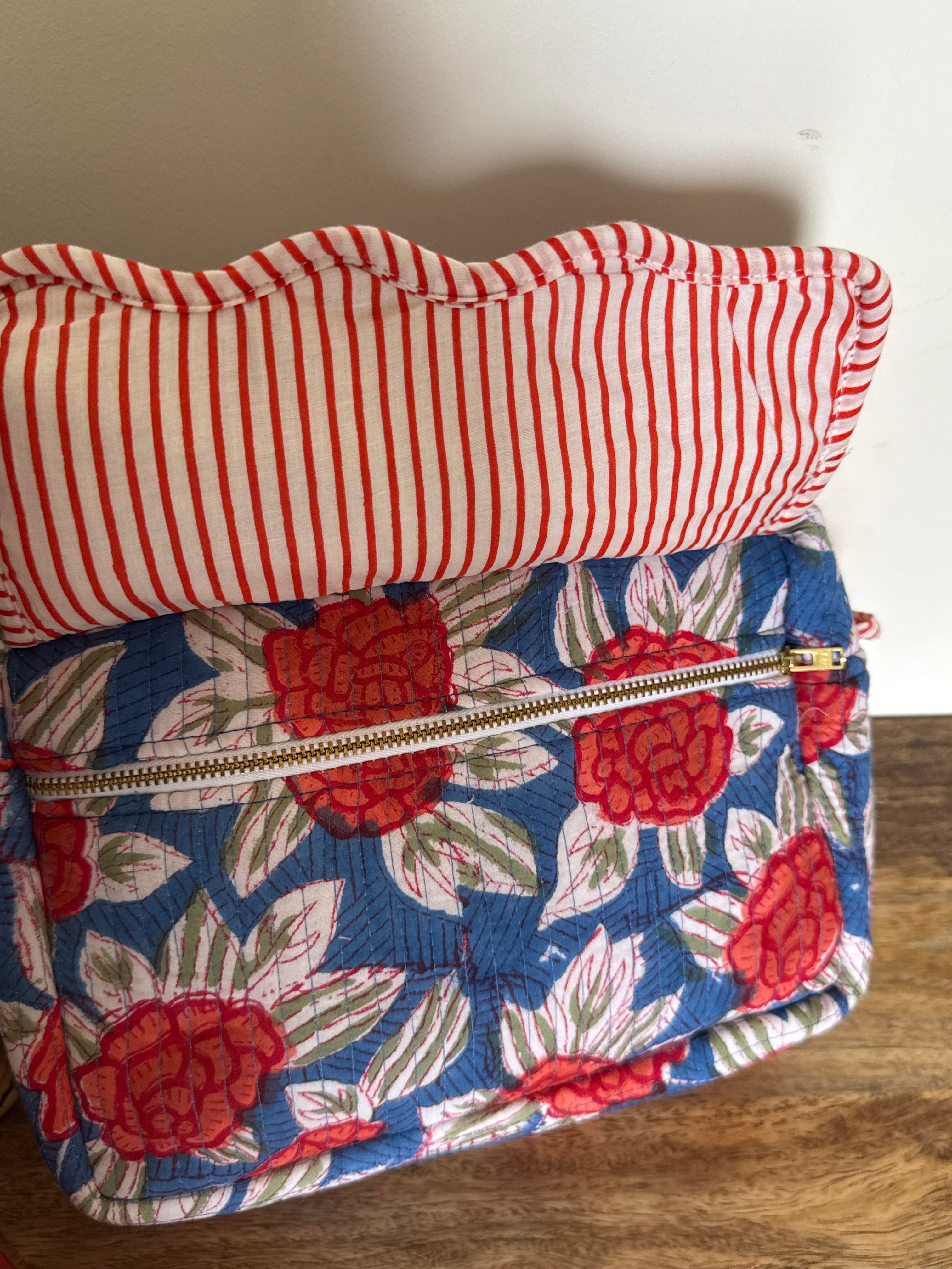 SCALLOP TOILETRY BAG