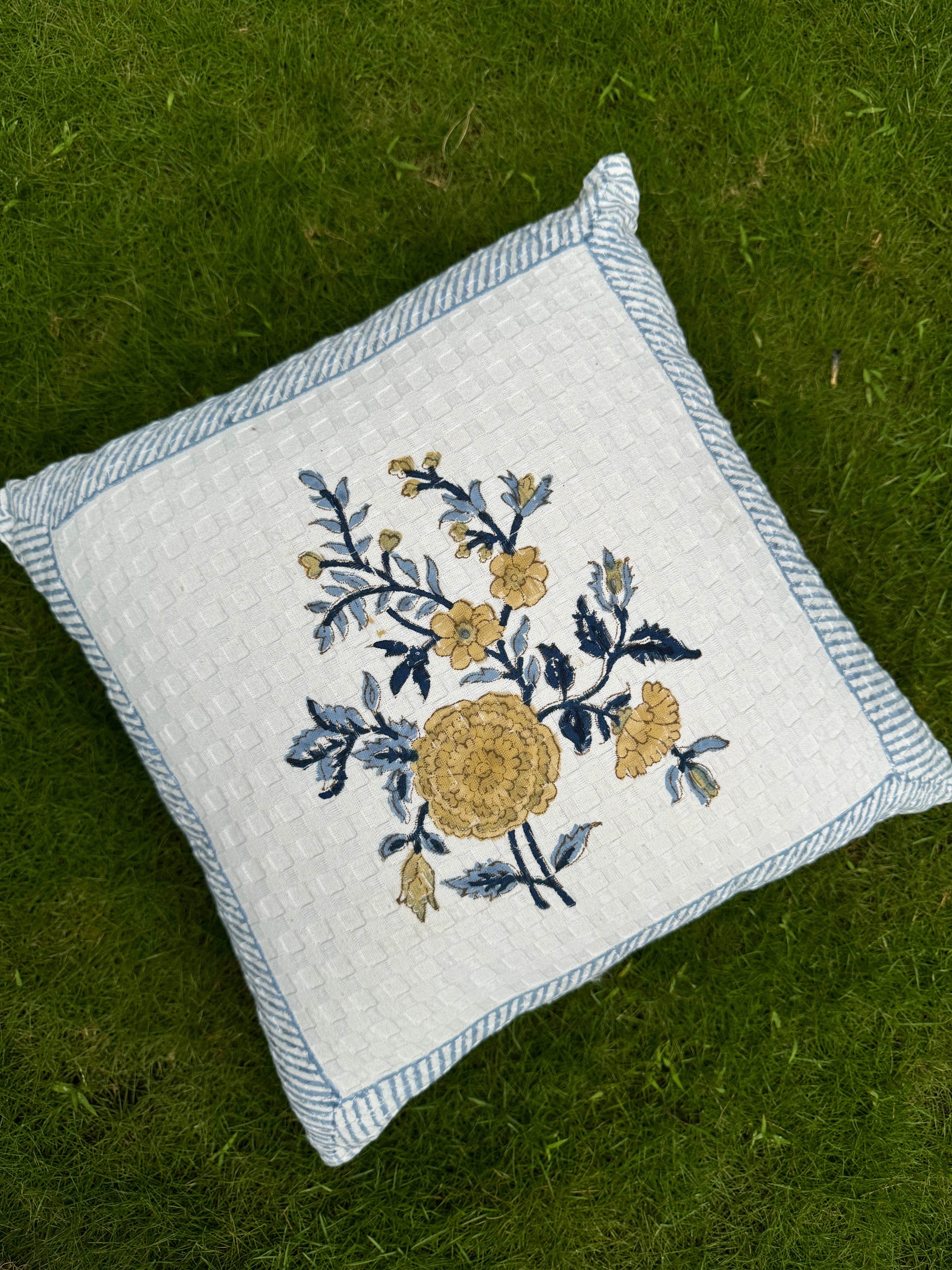 A PAIR OF HANDBLOCK PRINTED 16*16 INCHES CUSHION COVER