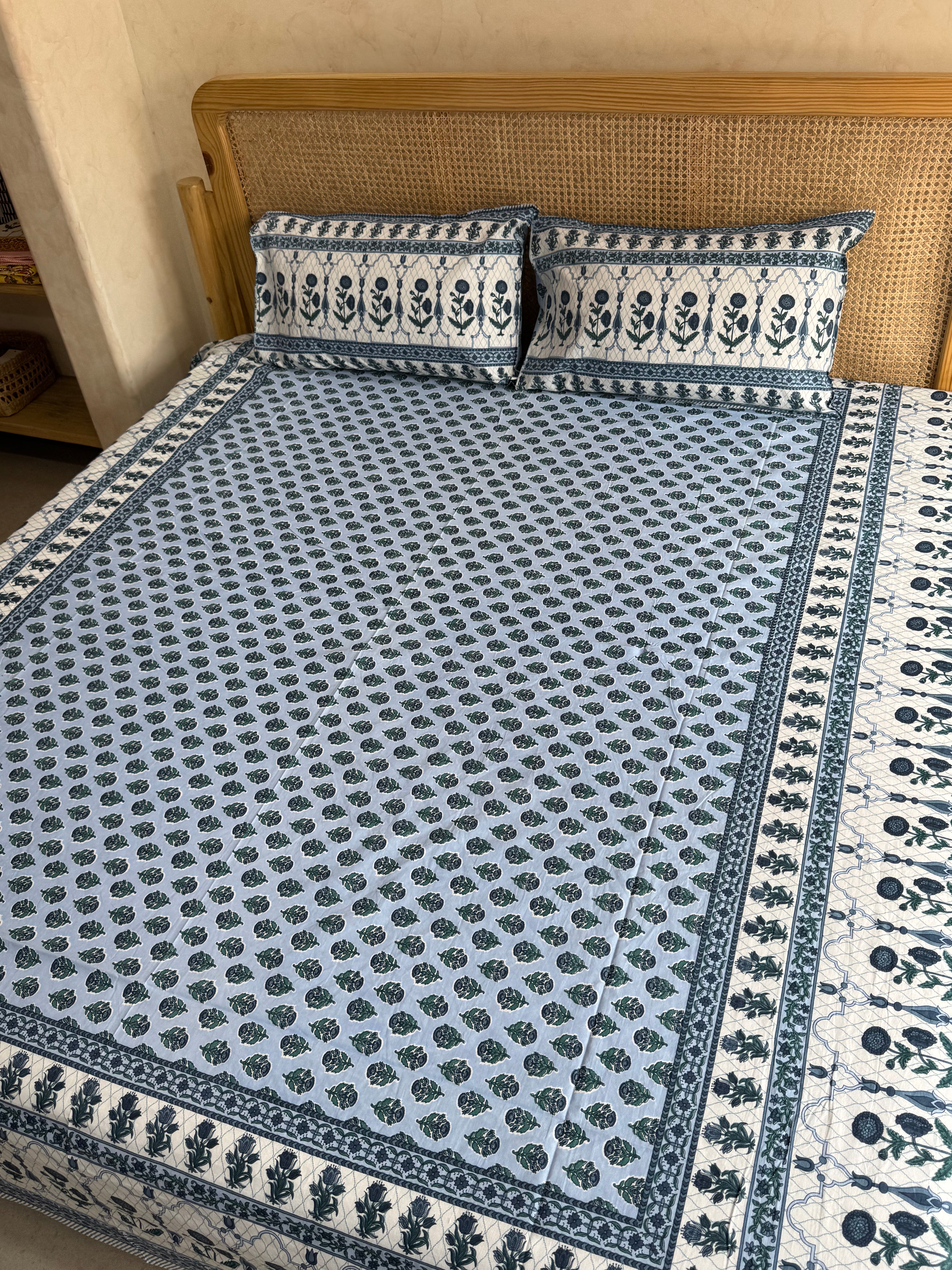 RANGREZ BEDSHEET WITH TWO REVERSIBLE PILLOW COVERS