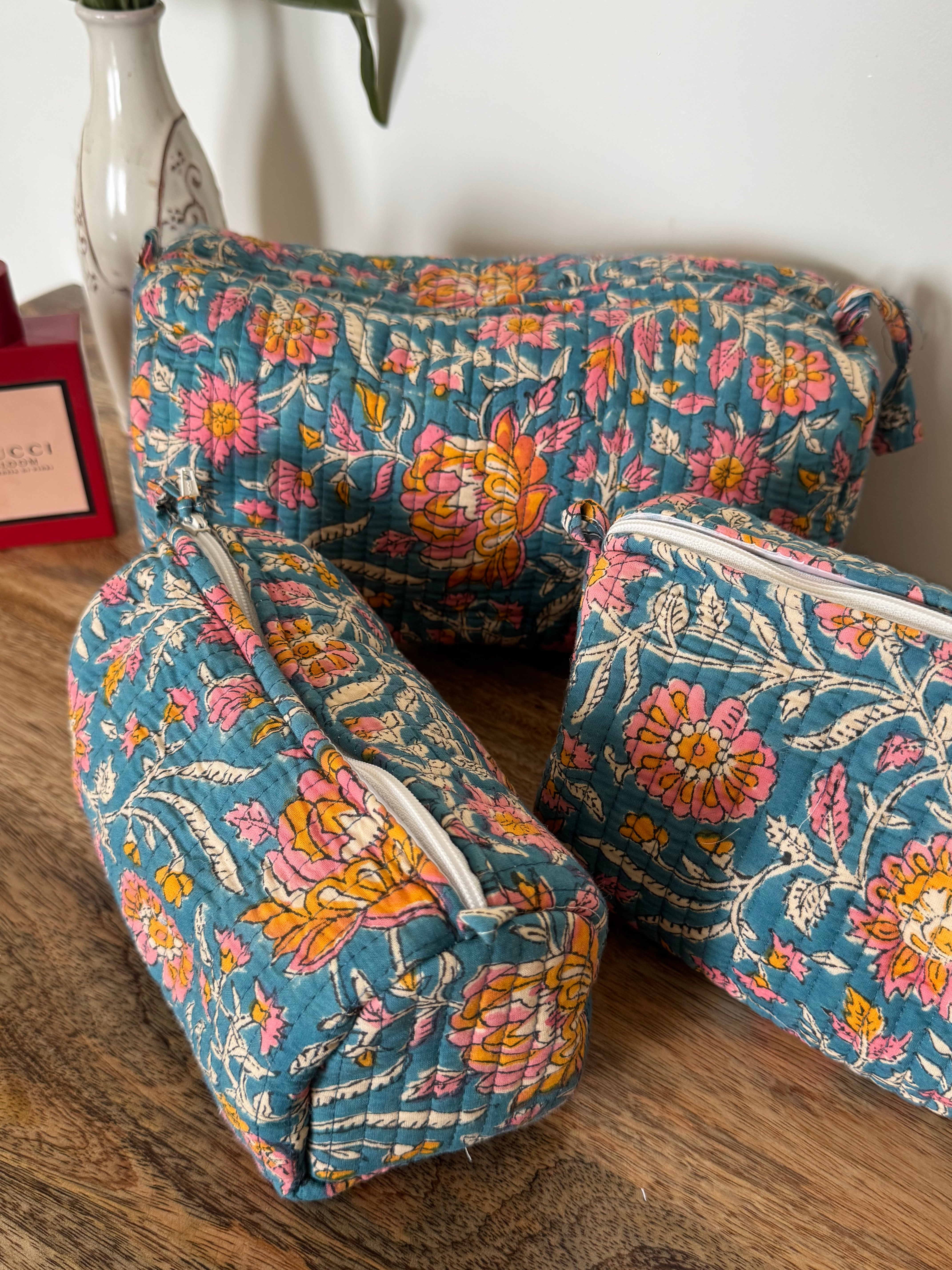SET OF THREE MULTI PURPOSE TOILETRY BAGS