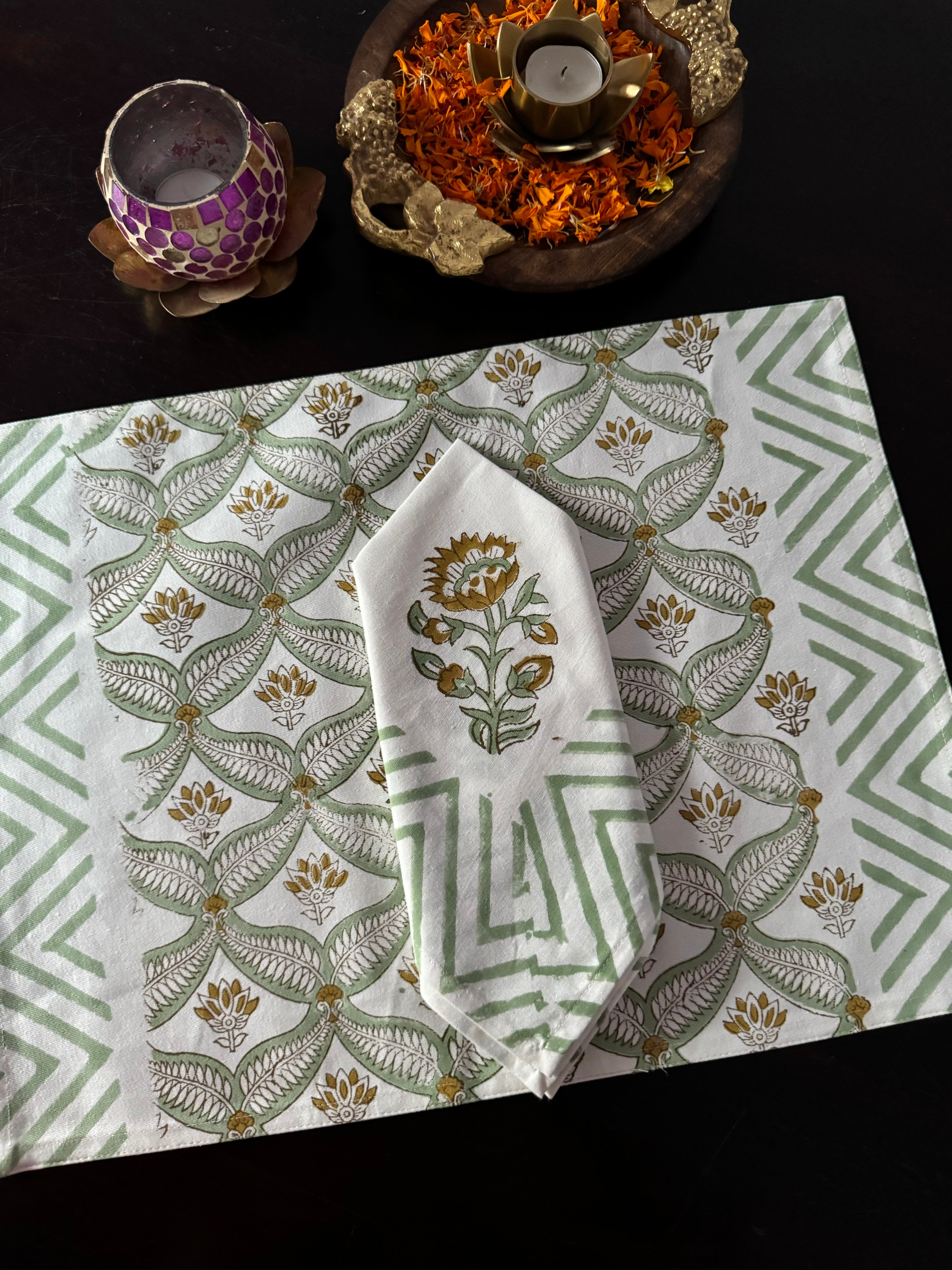 A PAIR HANDBLOCK PRINTED TABLE MAT AND NAPKIN SET