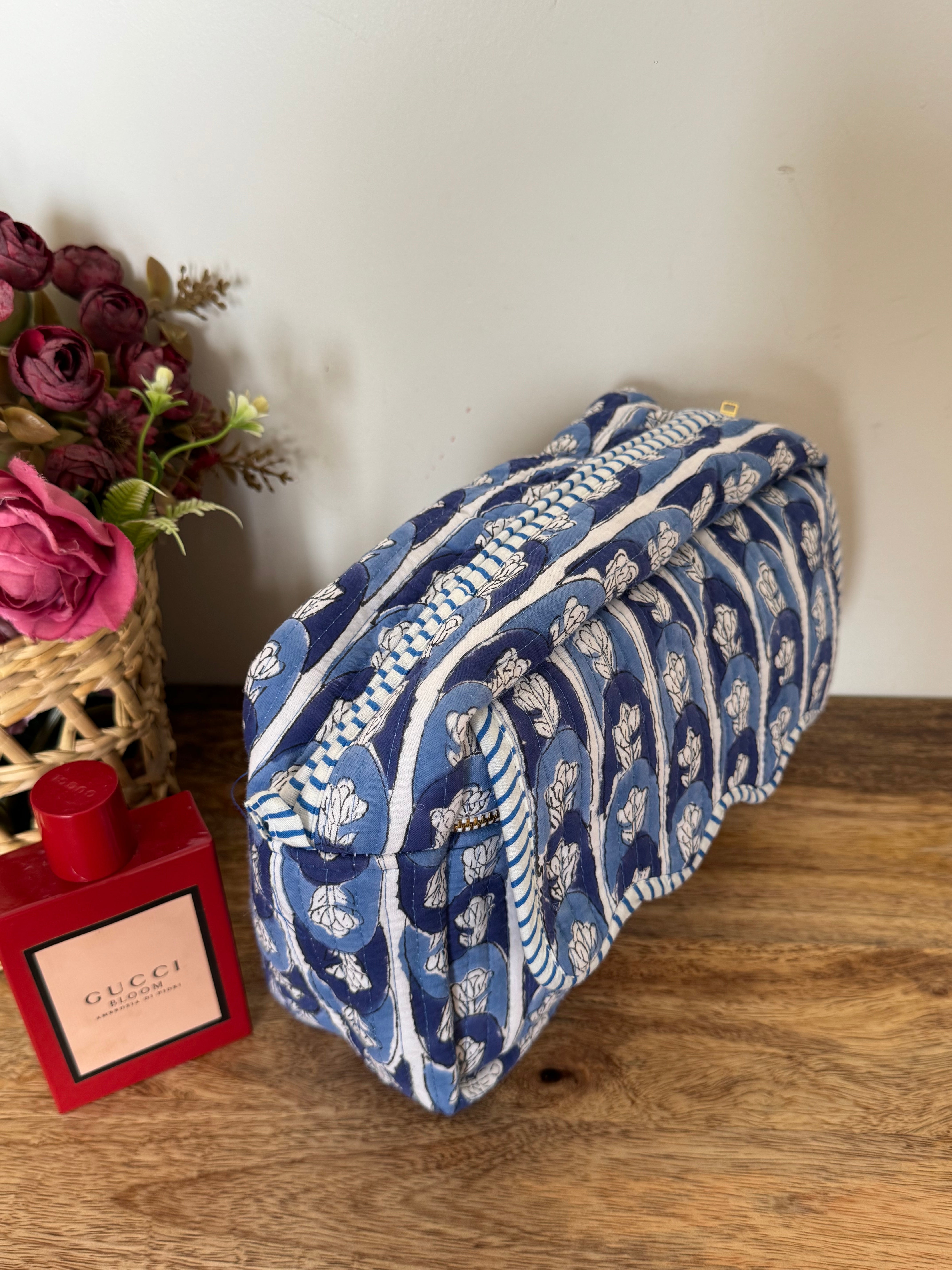 SCALLOP TOILETRY BAG