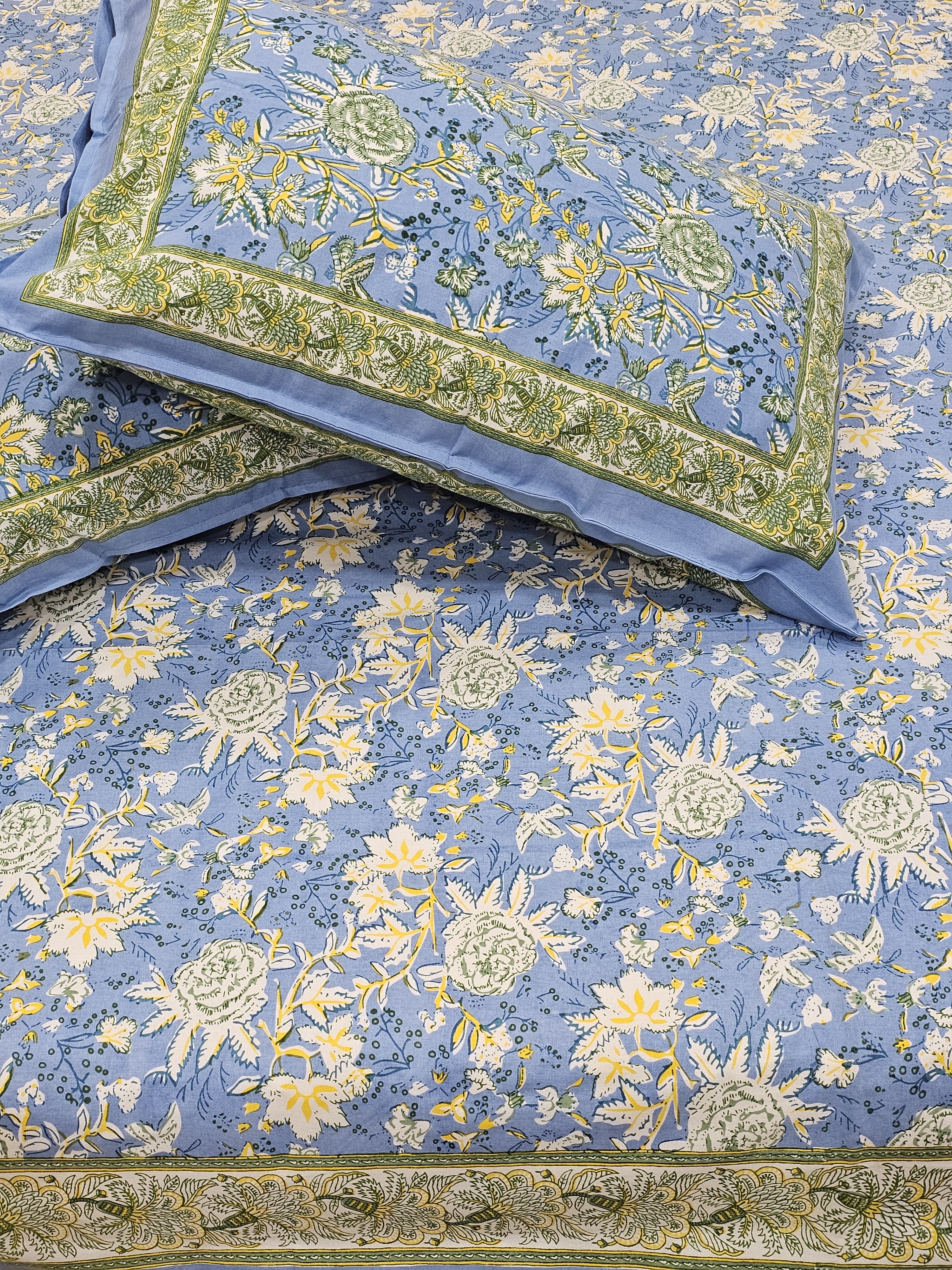 RANGREZ BEDSHEET WITH TWO REVERSIBLE PILLOW COVERS