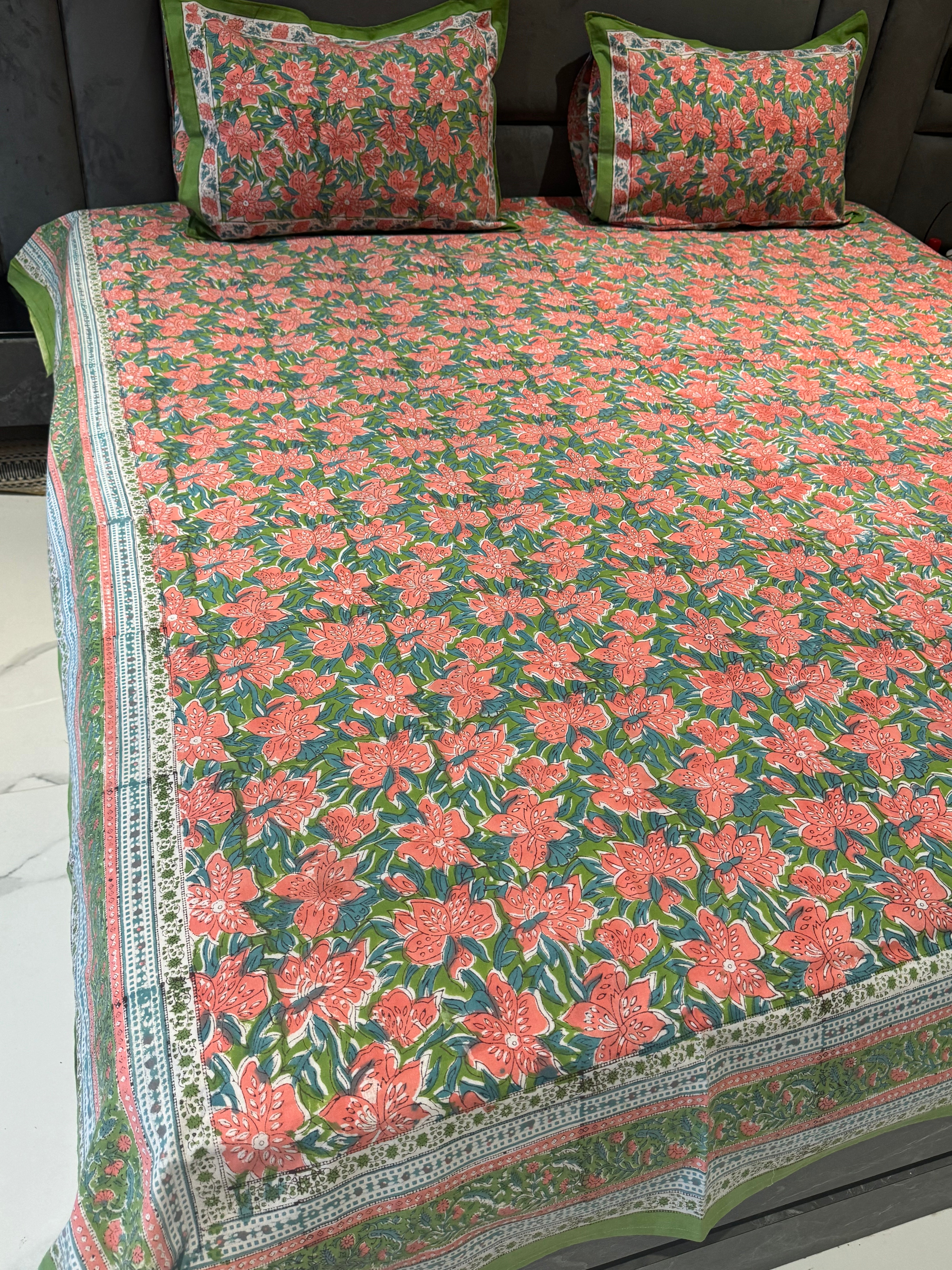 FESTIVE HANDBLOCK PRINTED BEDSHEET WITH 2 REVERSIBLE PILLOW COVERSo