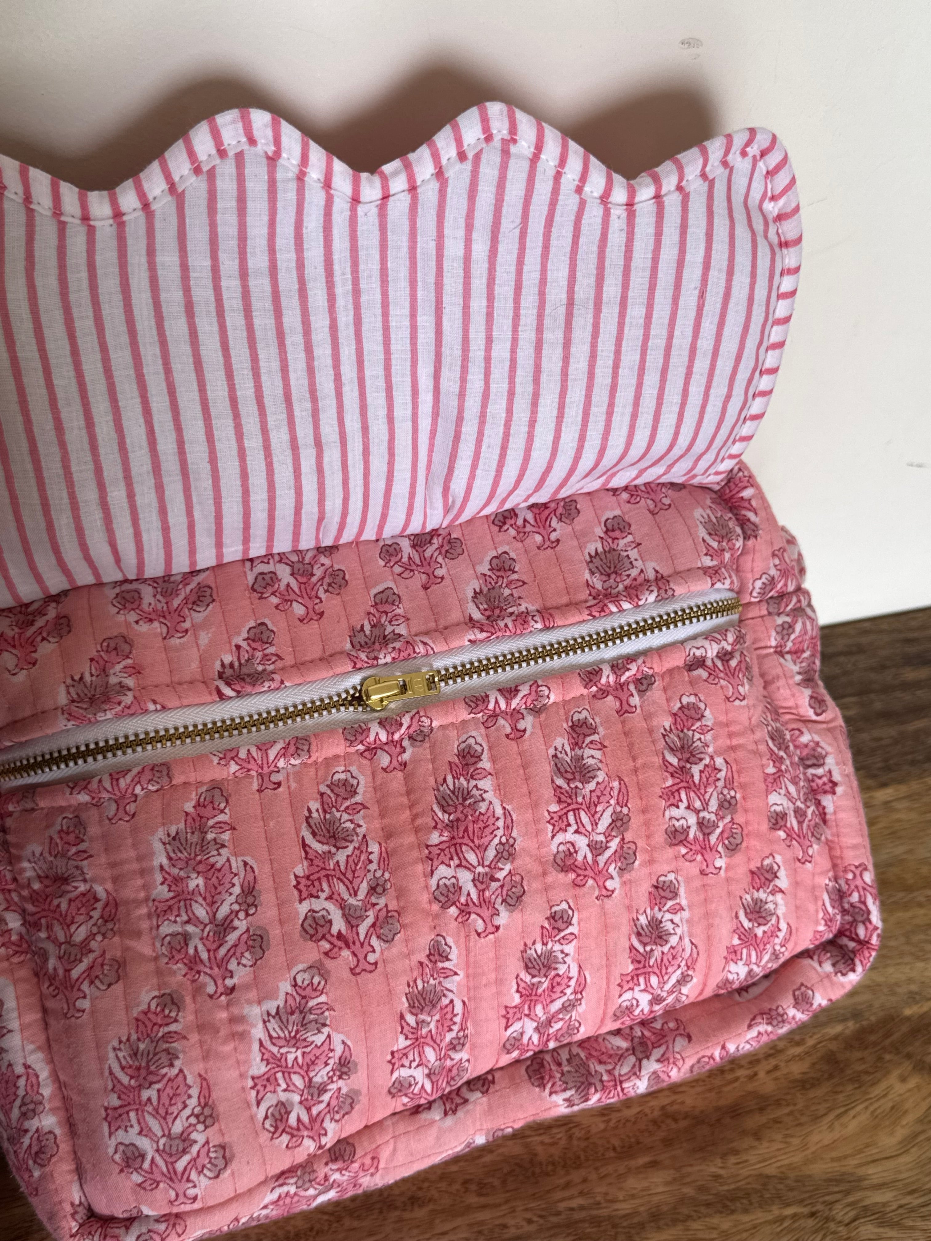 SCALLOP TOILETRY BAG