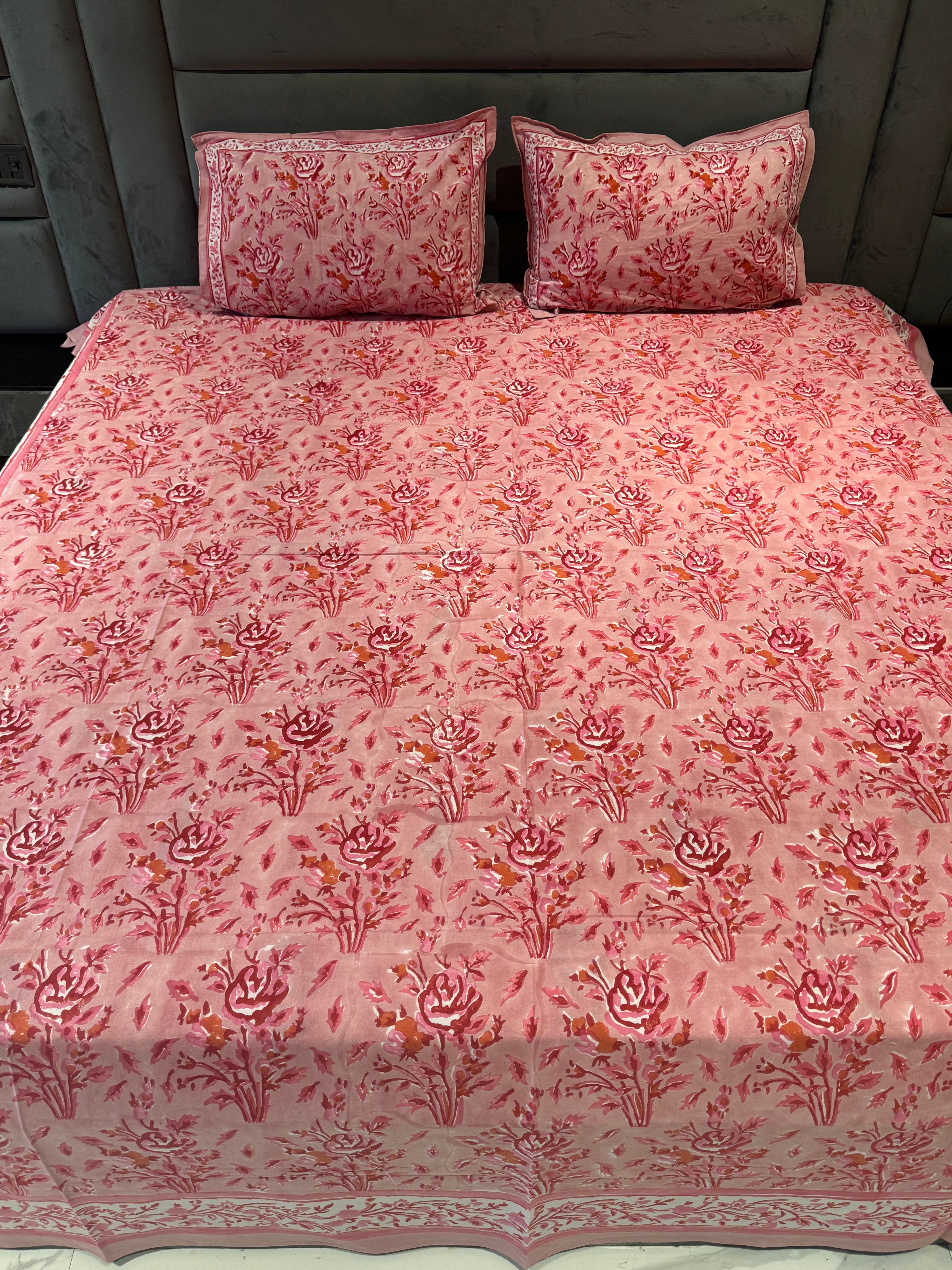 FESTIVE HANDBLOCK PRINTED BEDSHEET WITH 2 REVERSIBLE PILLOW COVERSo