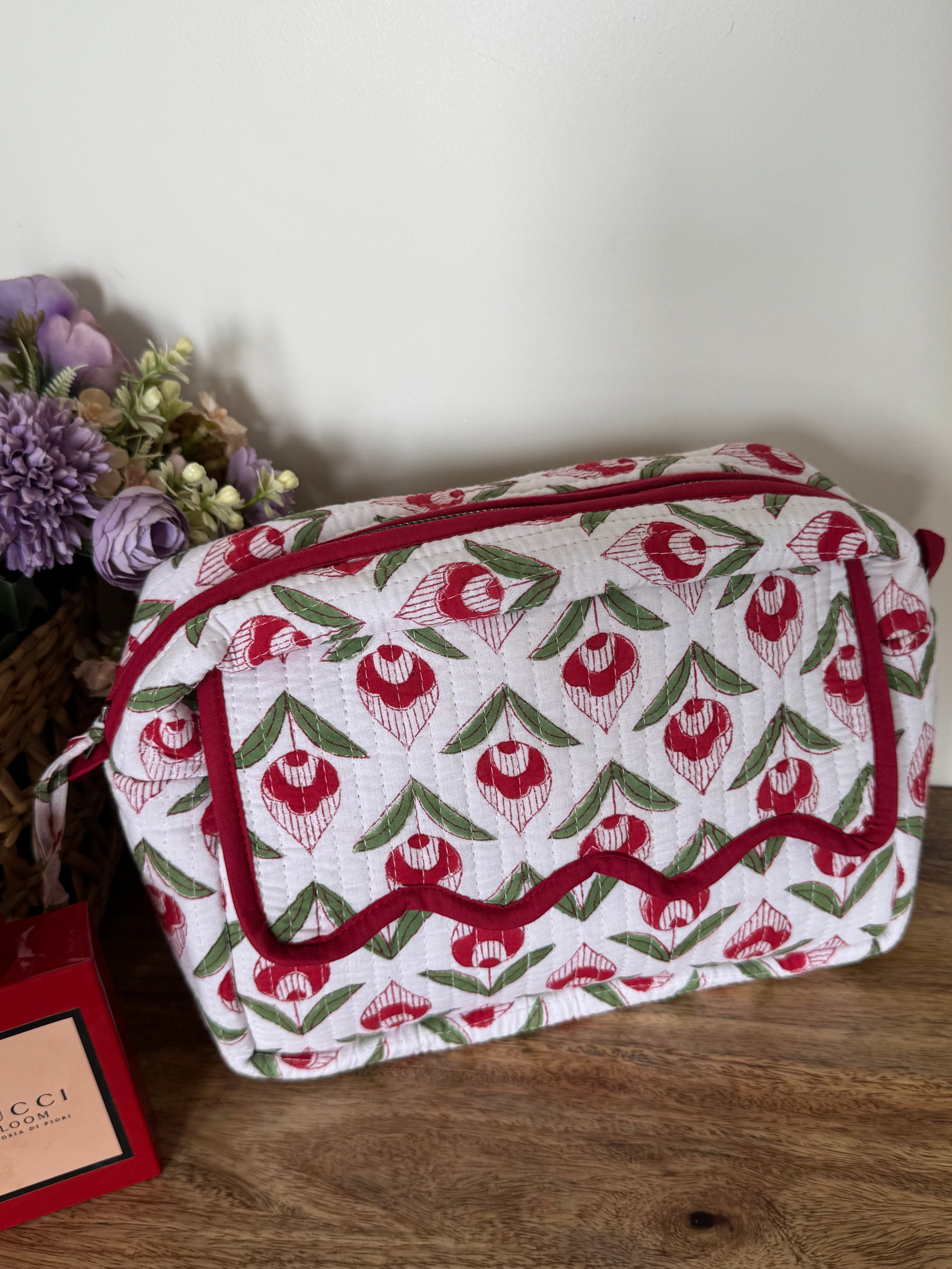SCALLOP TOILETRY BAG