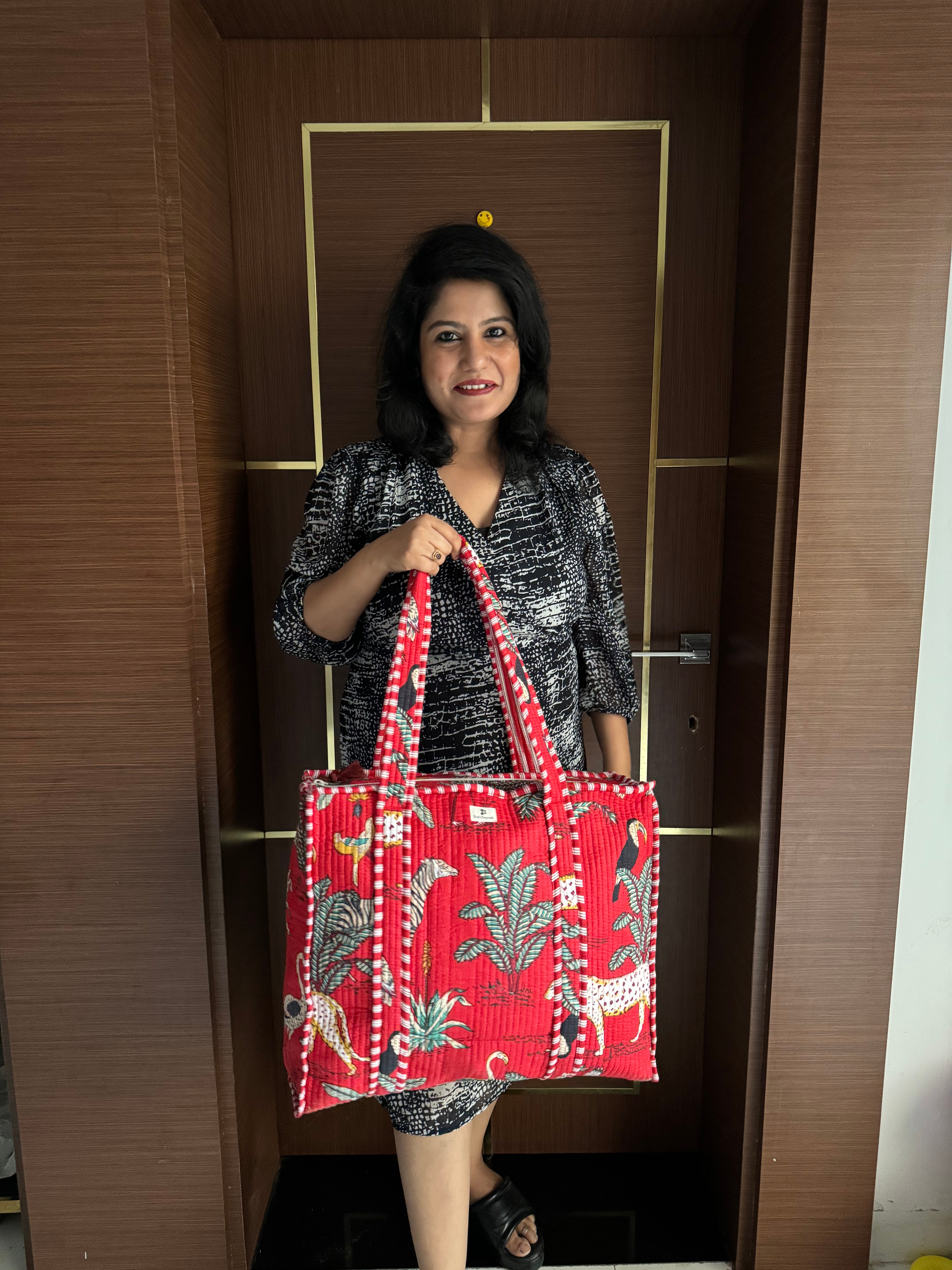 RED JUNGLE PRINT TOTE BAG WITH ZIP