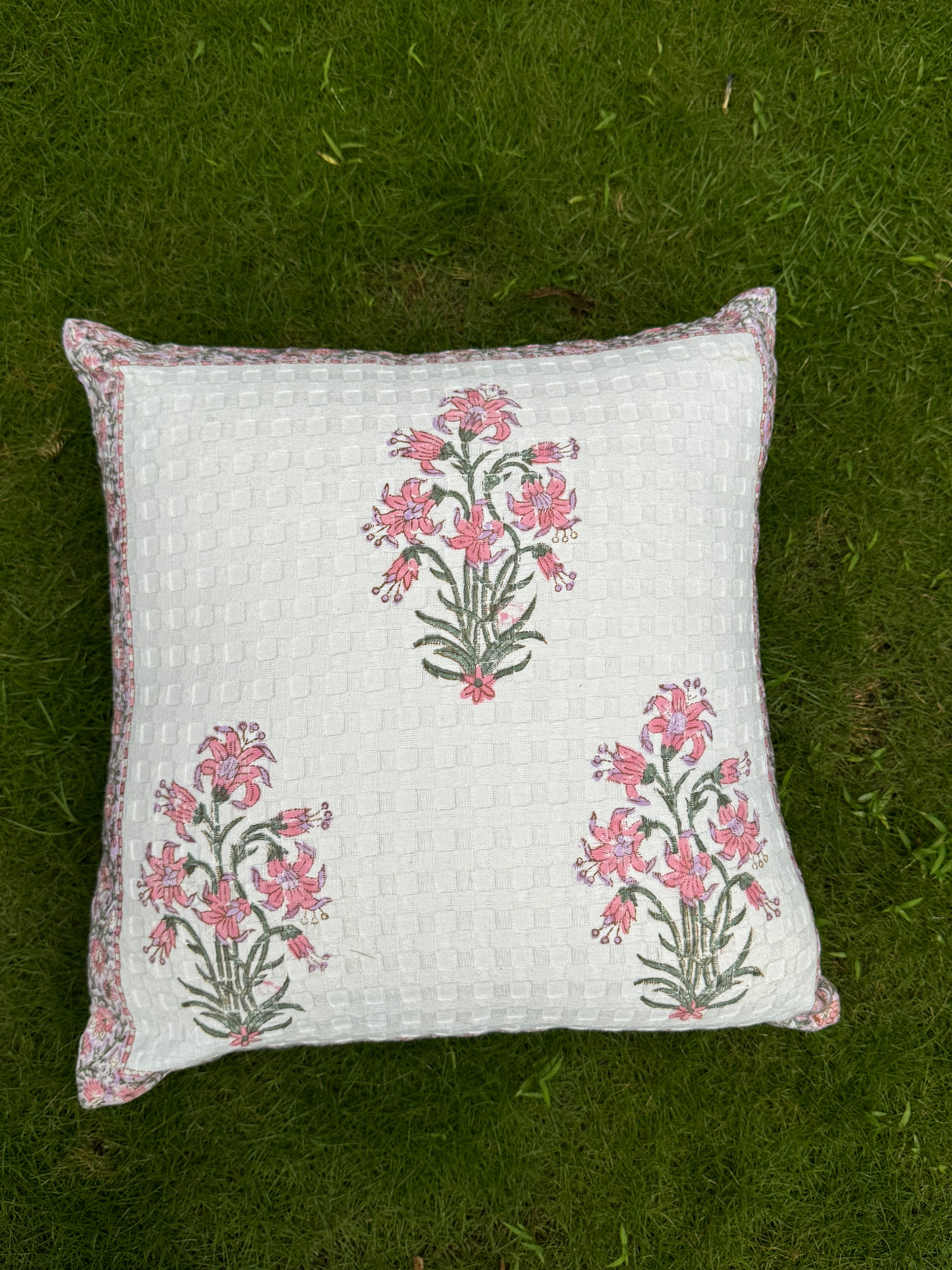 A PAIR OF HANDBLOCK PRINTED 16*16 INCHES CUSHION COVER