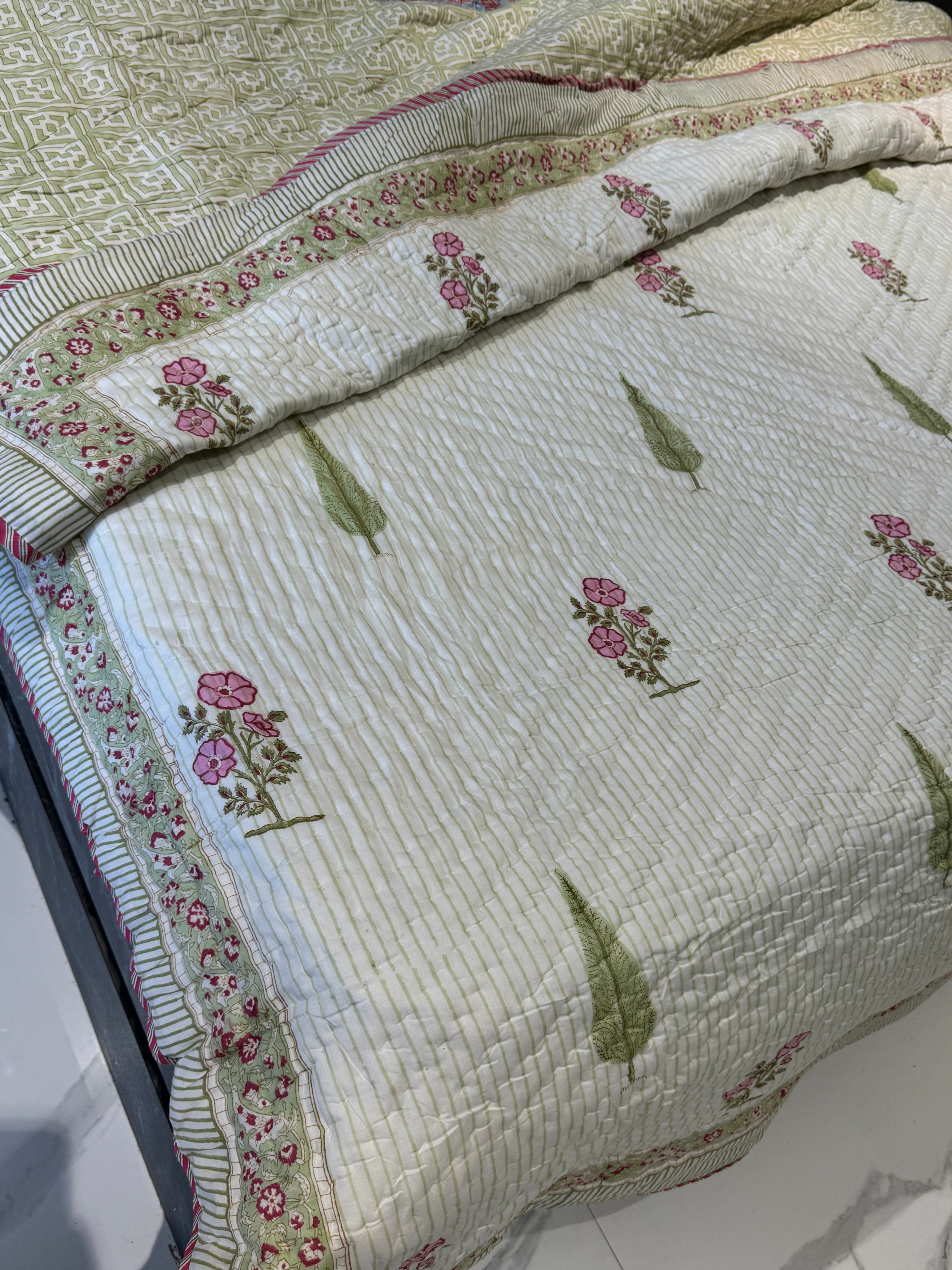 HAVANA - CREME BASE HAND BLOCK PRINTED REVERSIBLE MULMUL QUILT