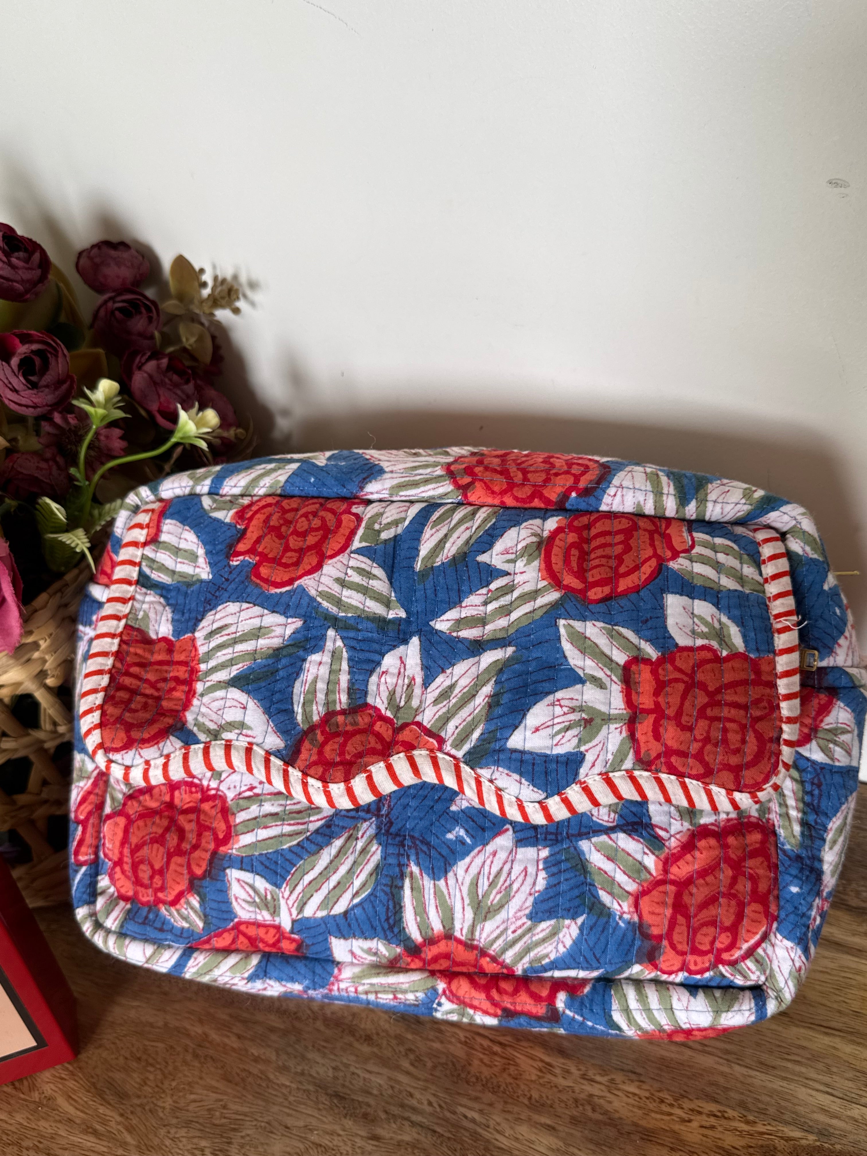 SCALLOP TOILETRY BAG