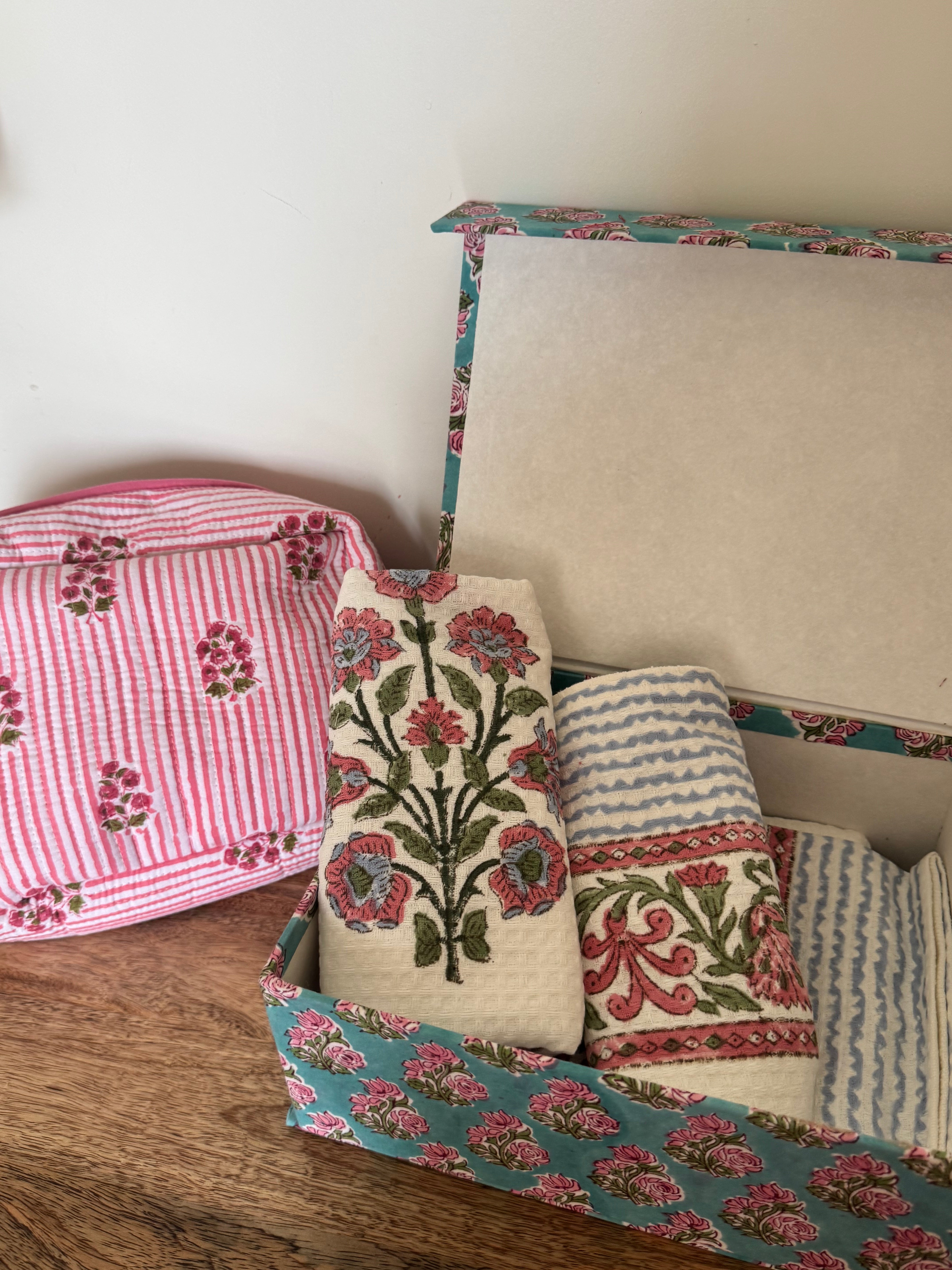HANDBLOCK PRINTED GIFT BOX - BATH LINEN & TRAVEL POUCH