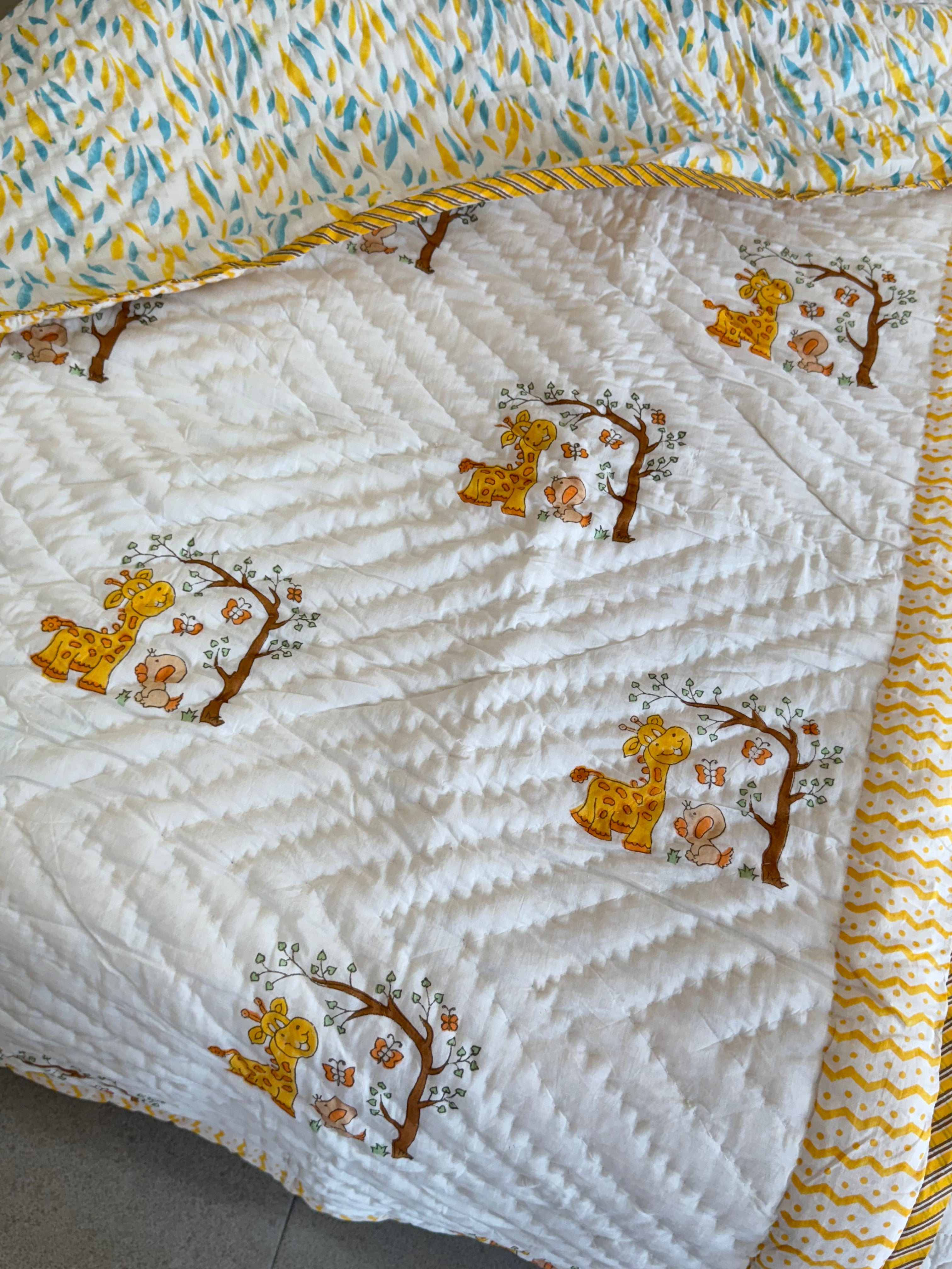 GIRAFFE HANDBLOCK PRINTED REVERSIBLE MULMUL BABY QUILT (1 Year to 5 Years)