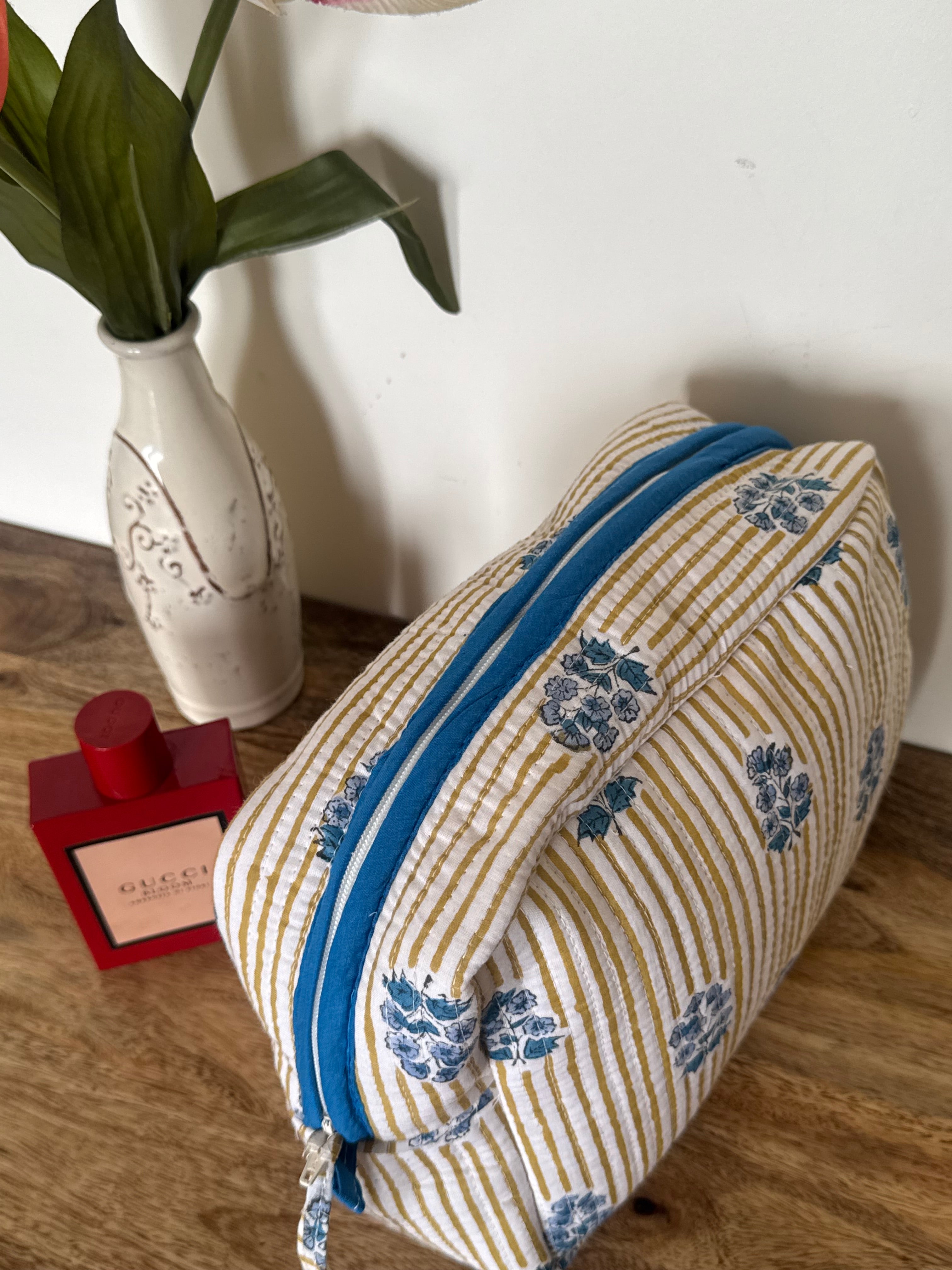 MULTI PURPOSE TOILETRY BAG