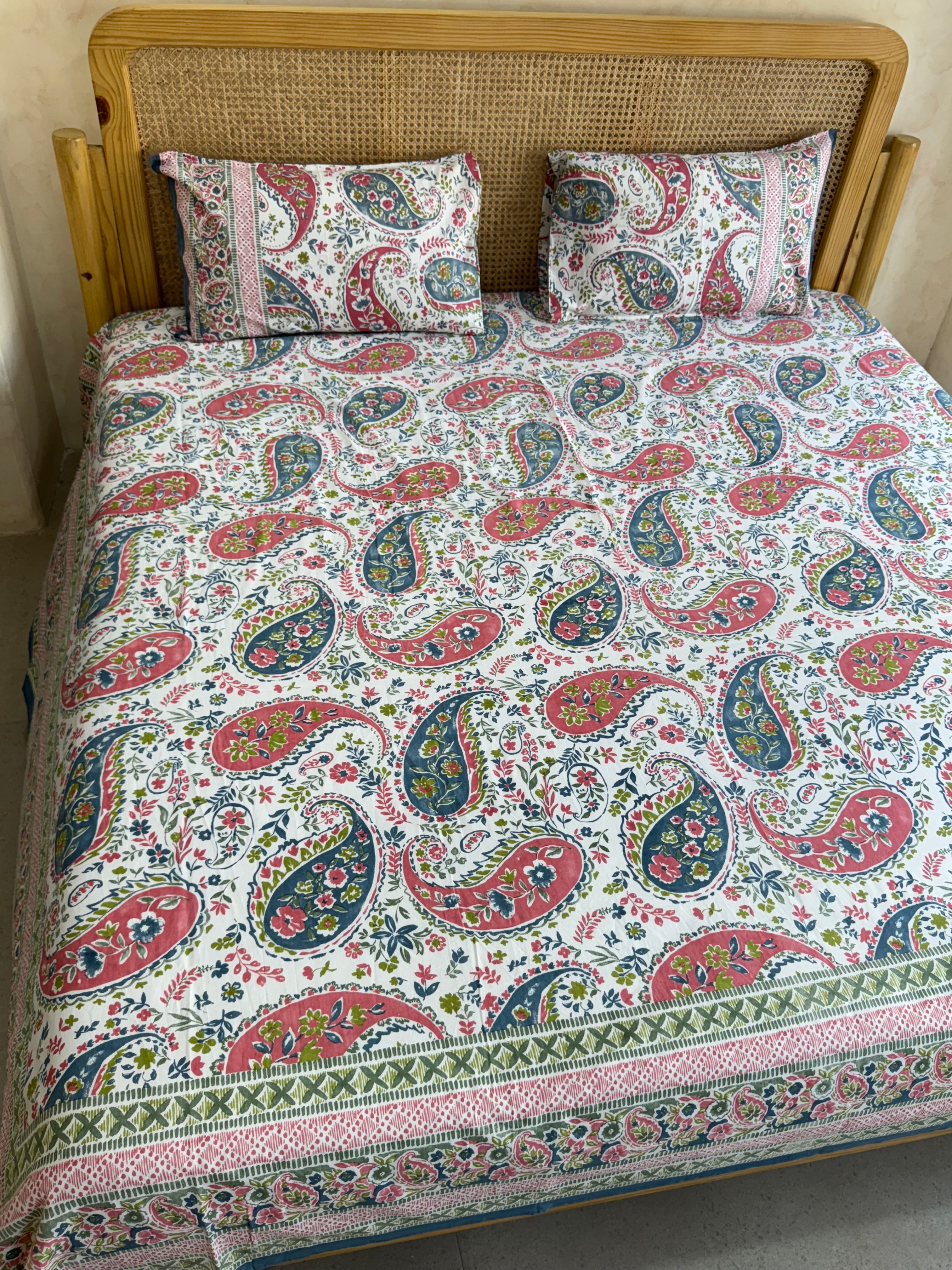 RANGREZ BEDSHEET WITH TWO REVERSIBLE PILLOW COVERS