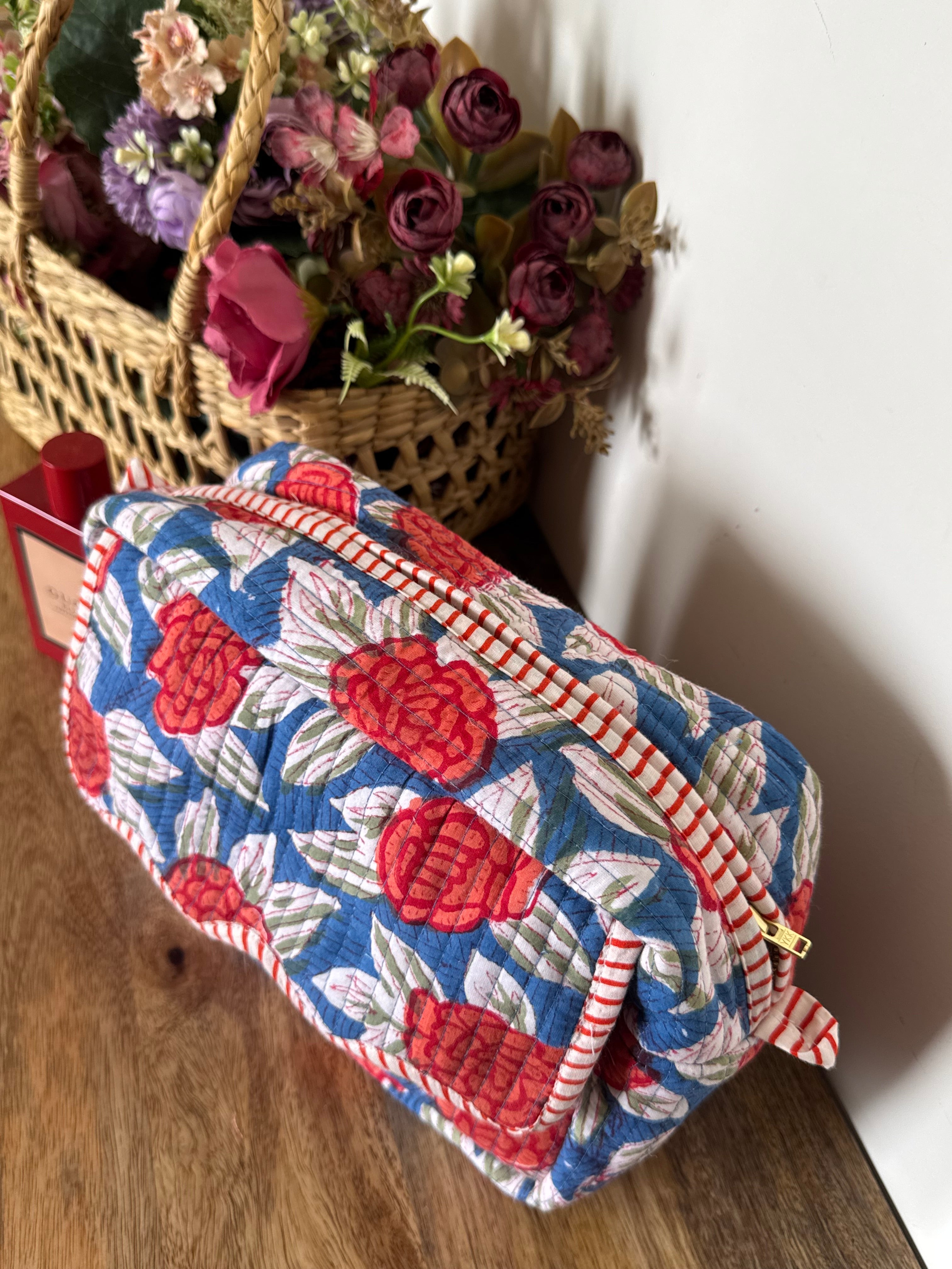 SCALLOP TOILETRY BAG