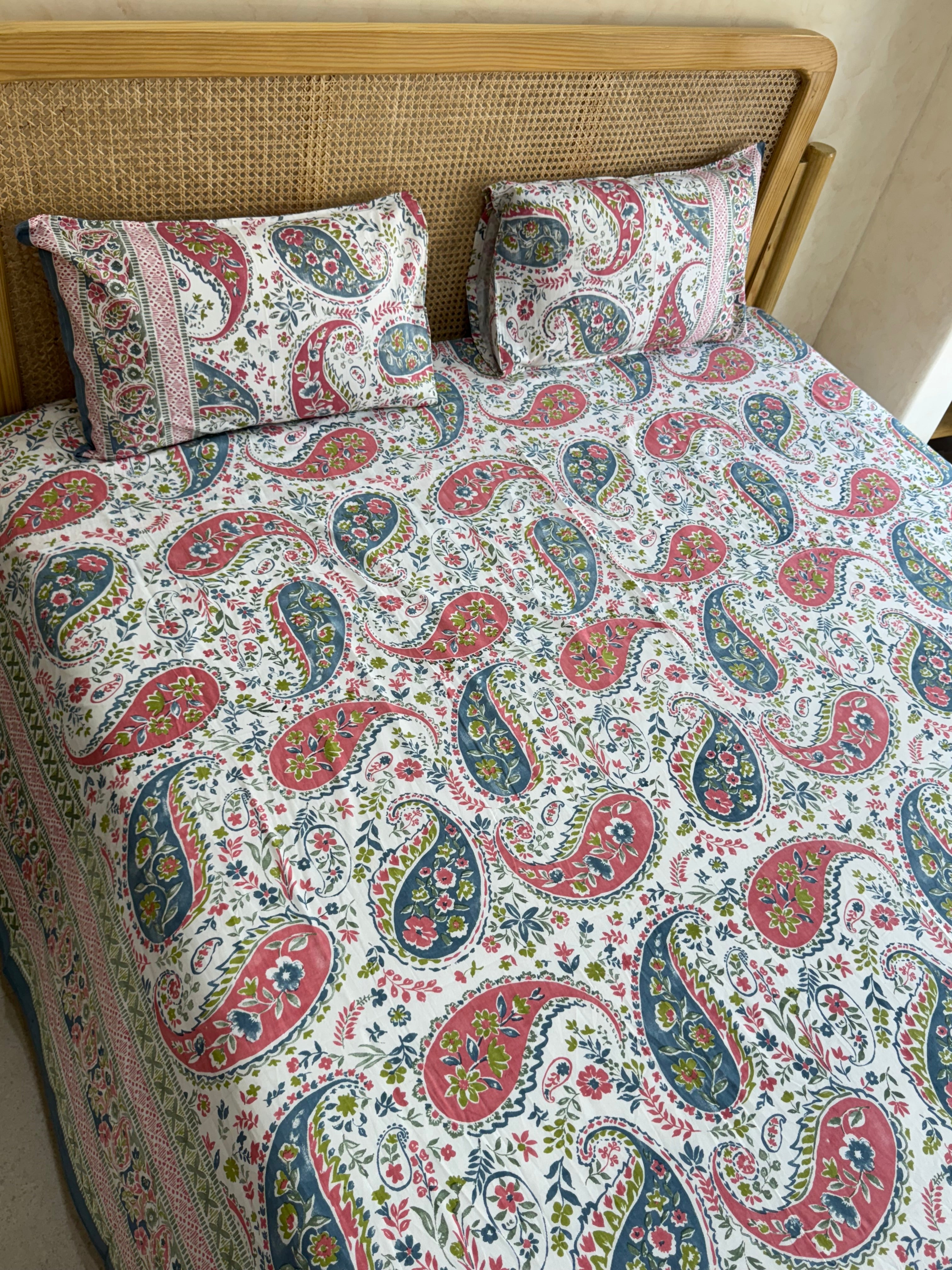 RANGREZ BEDSHEET WITH TWO REVERSIBLE PILLOW COVERS