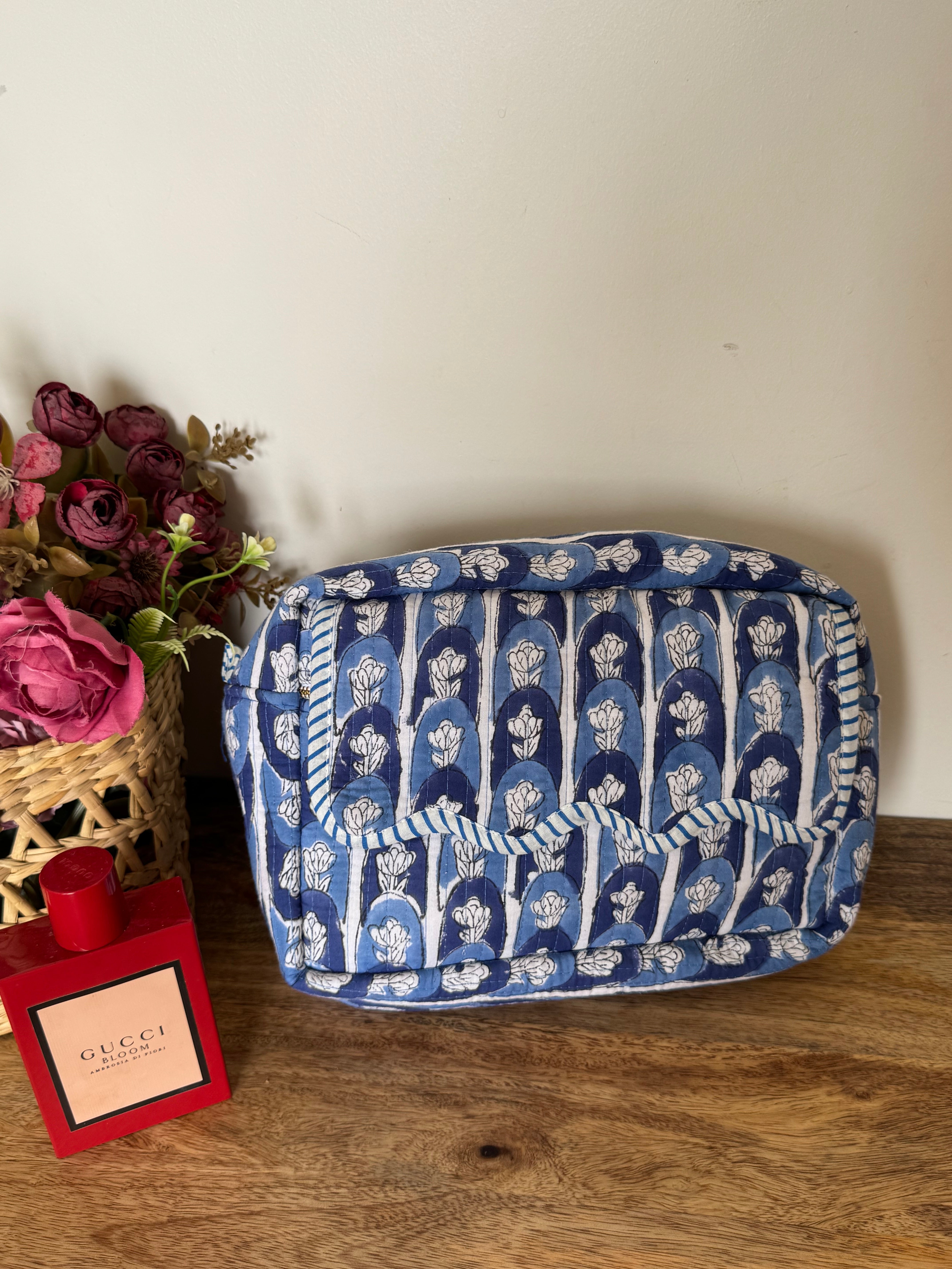 SCALLOP TOILETRY BAG