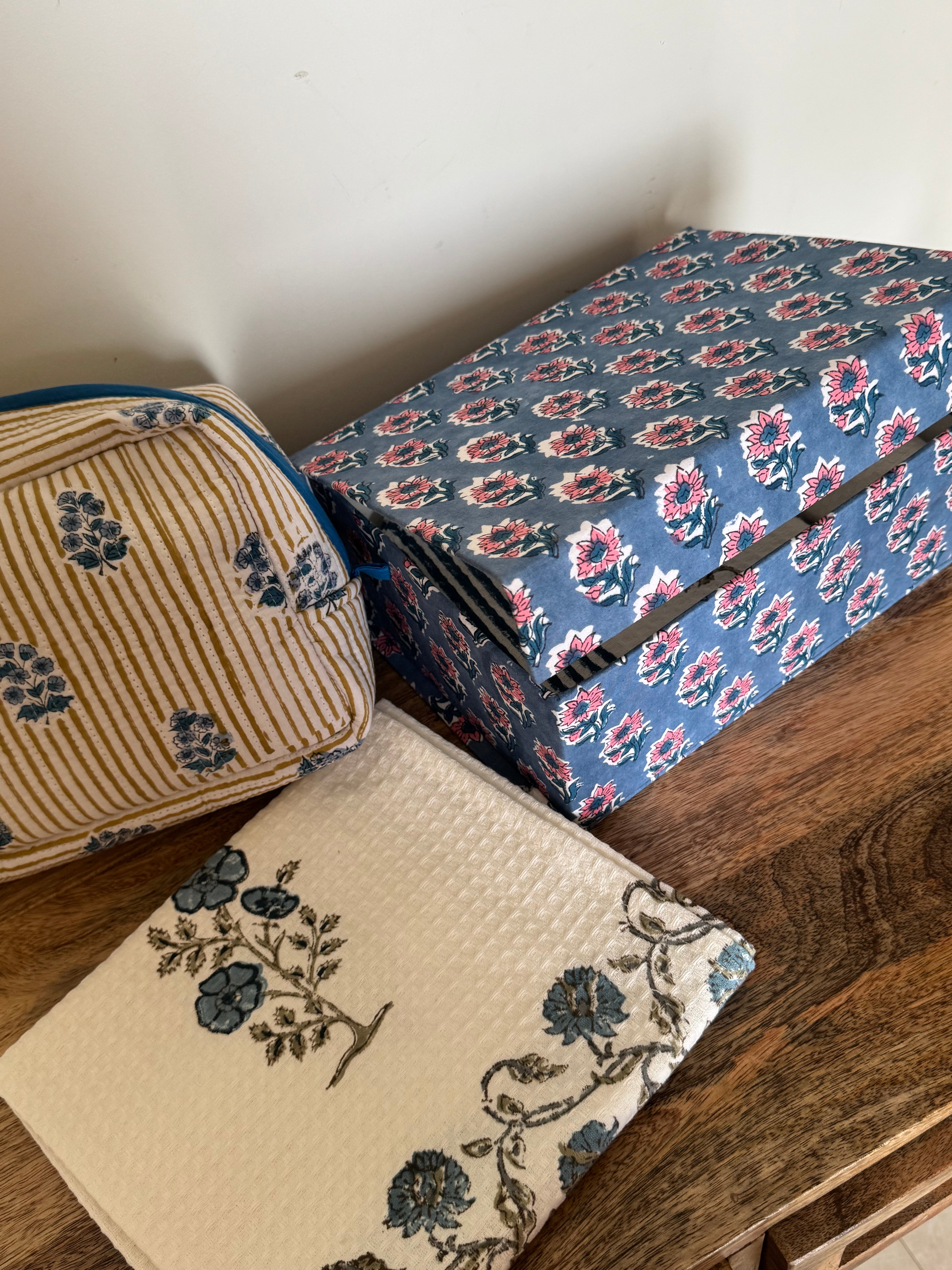 HANDBLOCK PRINTED GIFT BOX - BATH LINEN & TRAVEL POUCH
