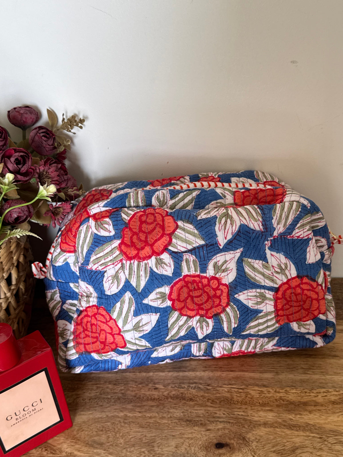 TOILETRY BAG WITH METAL ZIP