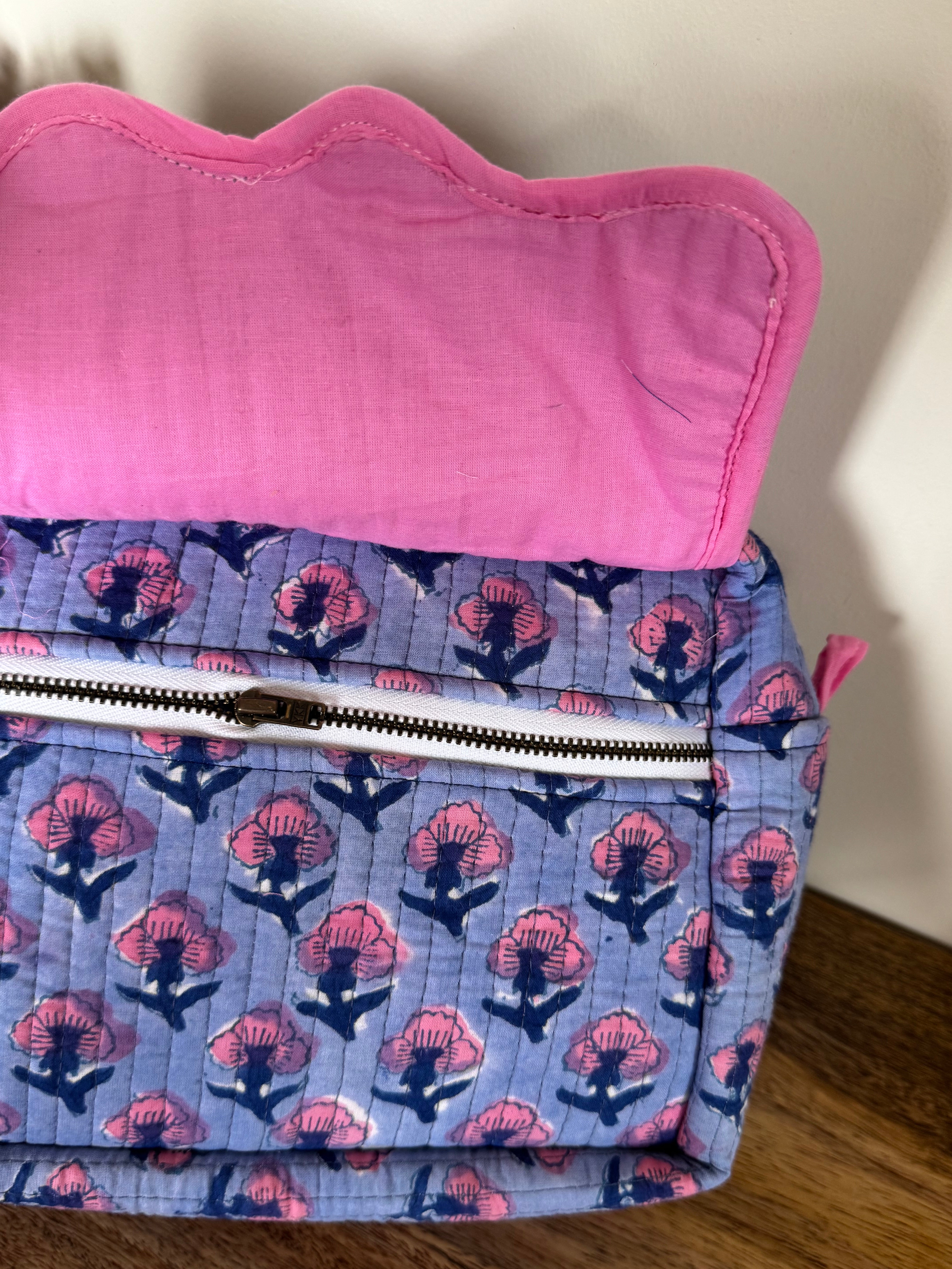 SCALLOP TOILETRY BAG