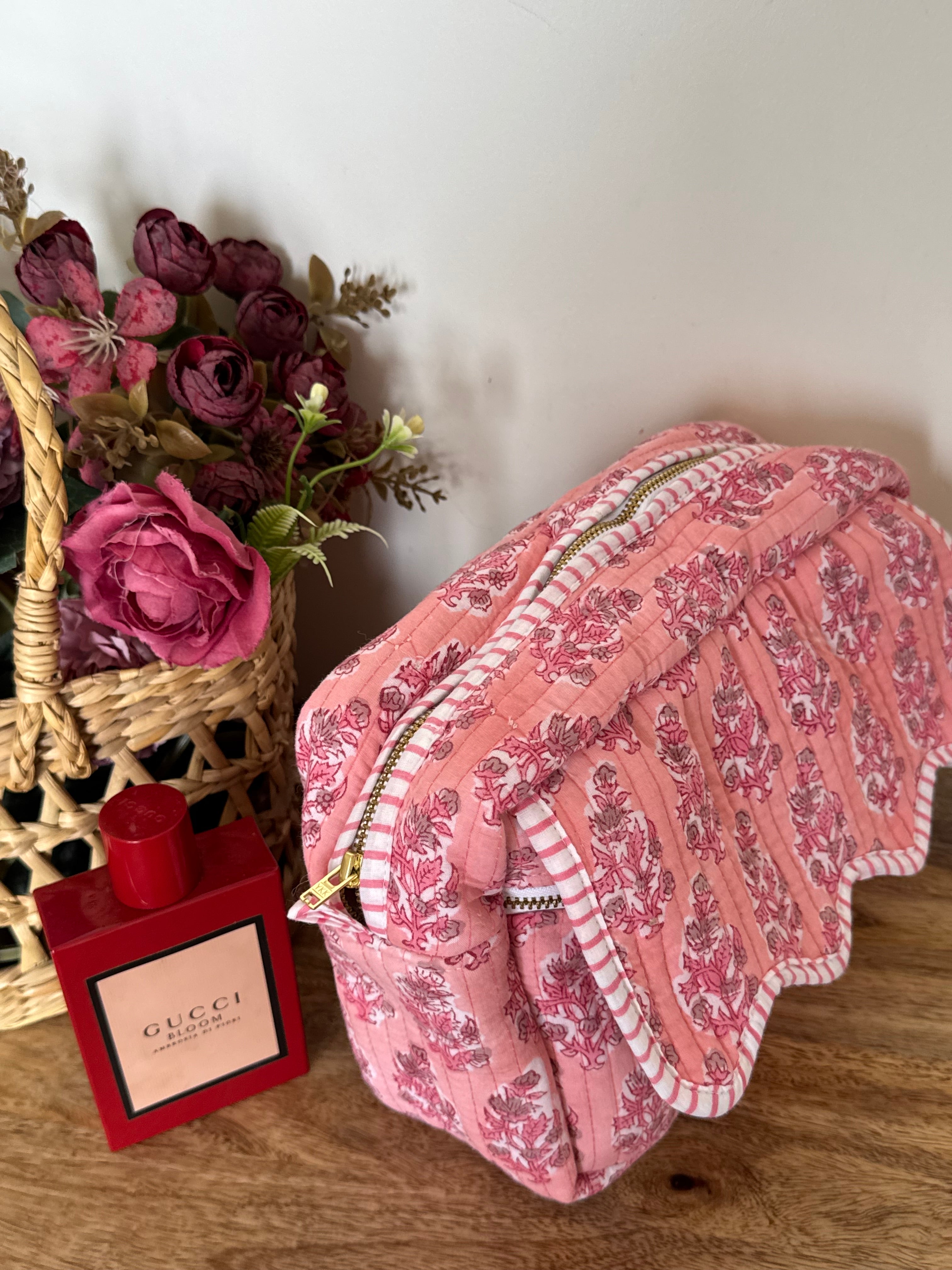SCALLOP TOILETRY BAG