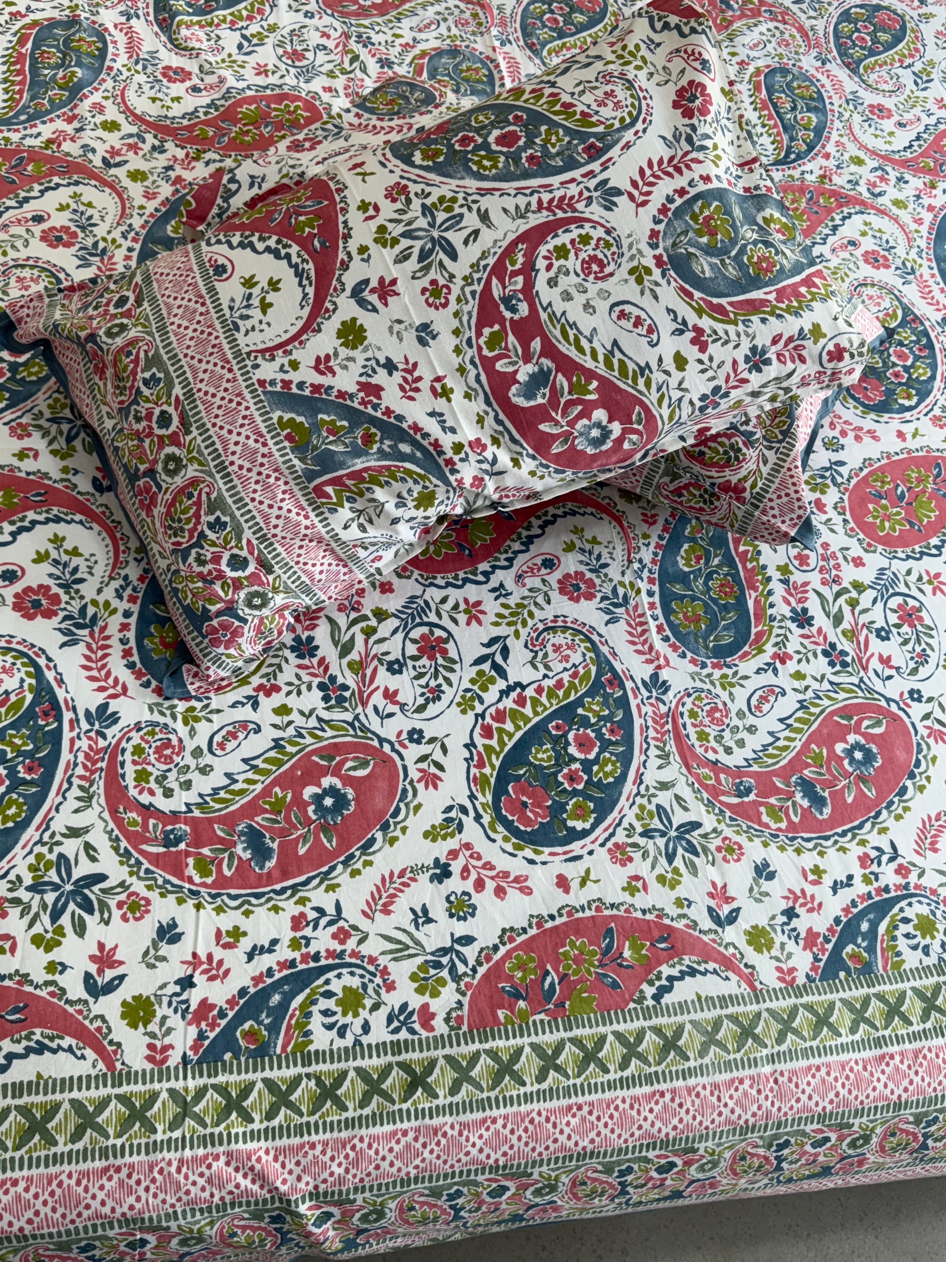 RANGREZ BEDSHEET WITH TWO REVERSIBLE PILLOW COVERS