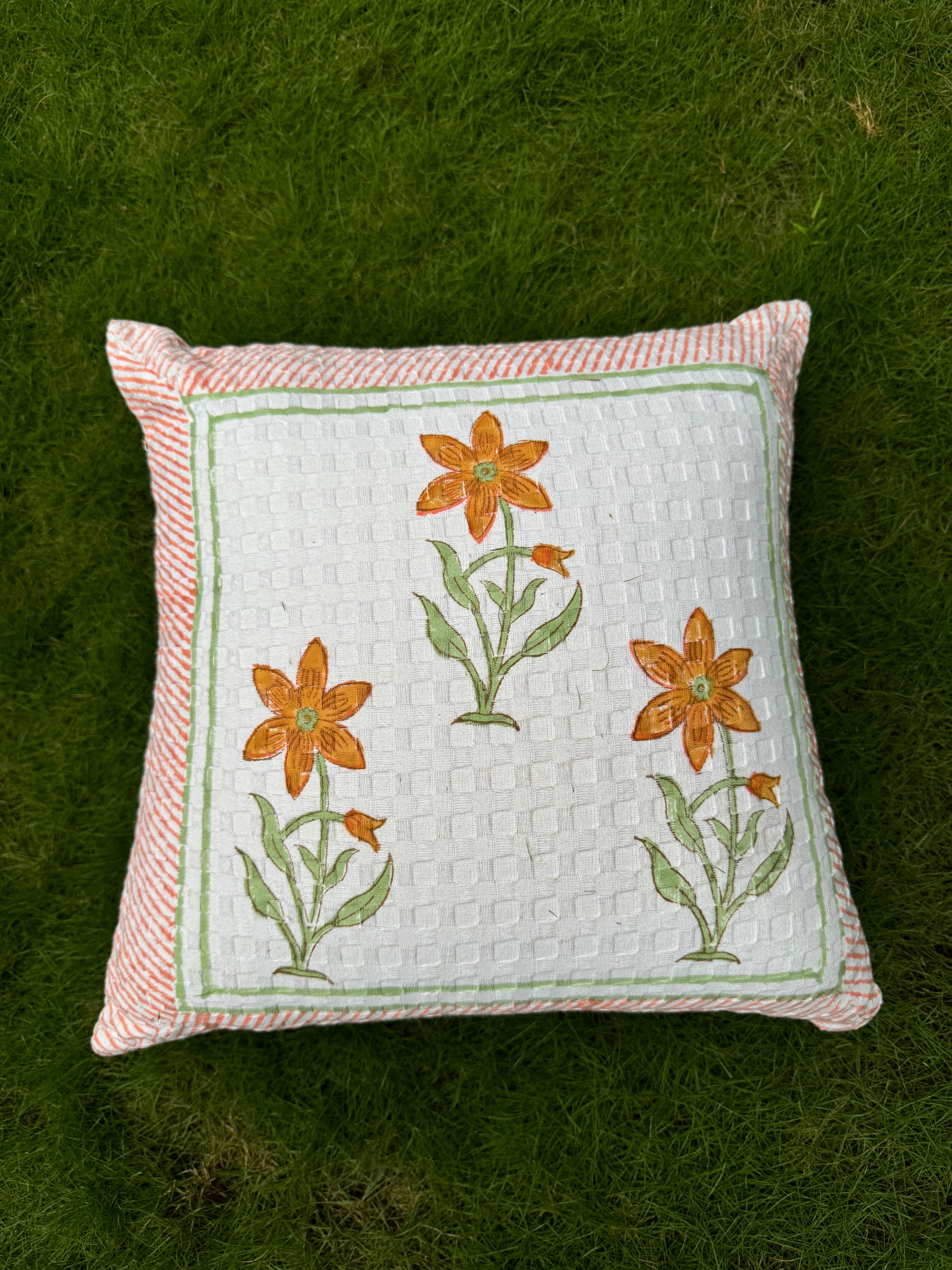 A PAIR OF HANDBLOCK PRINTED 16*16 INCHES CUSHION COVER