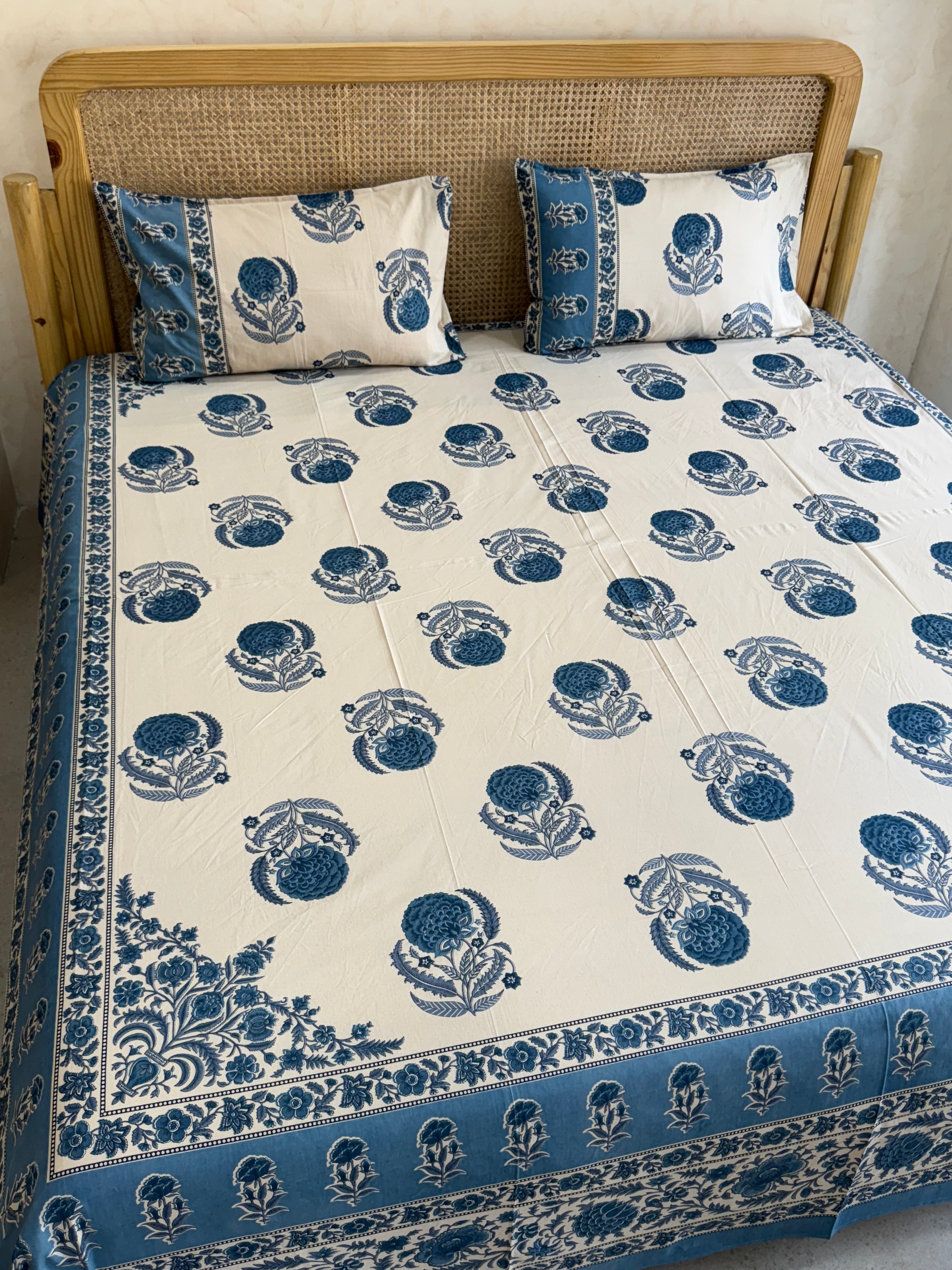 RANGREZ BEDSHEET WITH TWO REVERSIBLE PILLOW COVERS