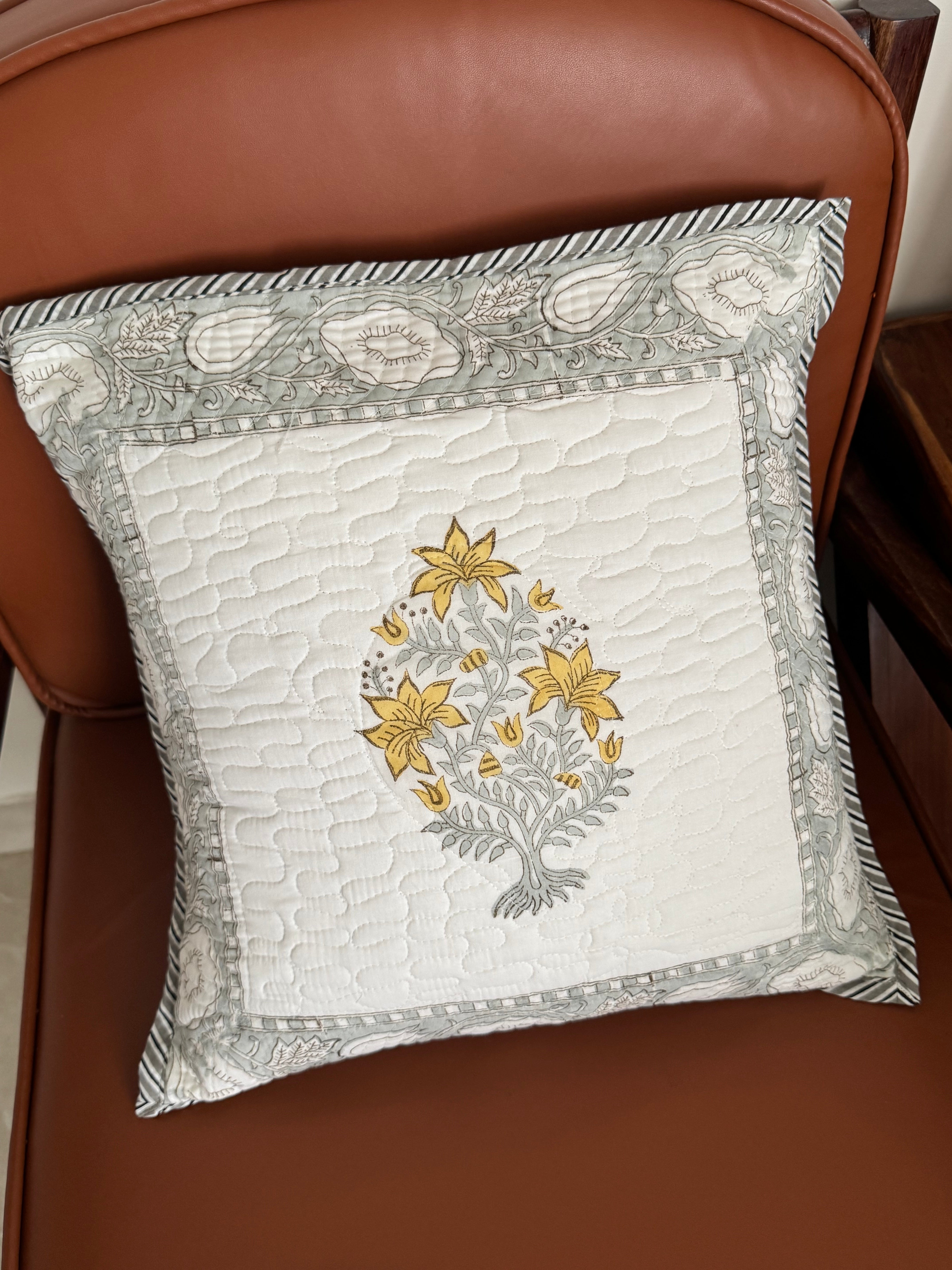 A PAIR OF QUILTED HANDBLOCK PRINTED 16*16 INCHES CUSHION