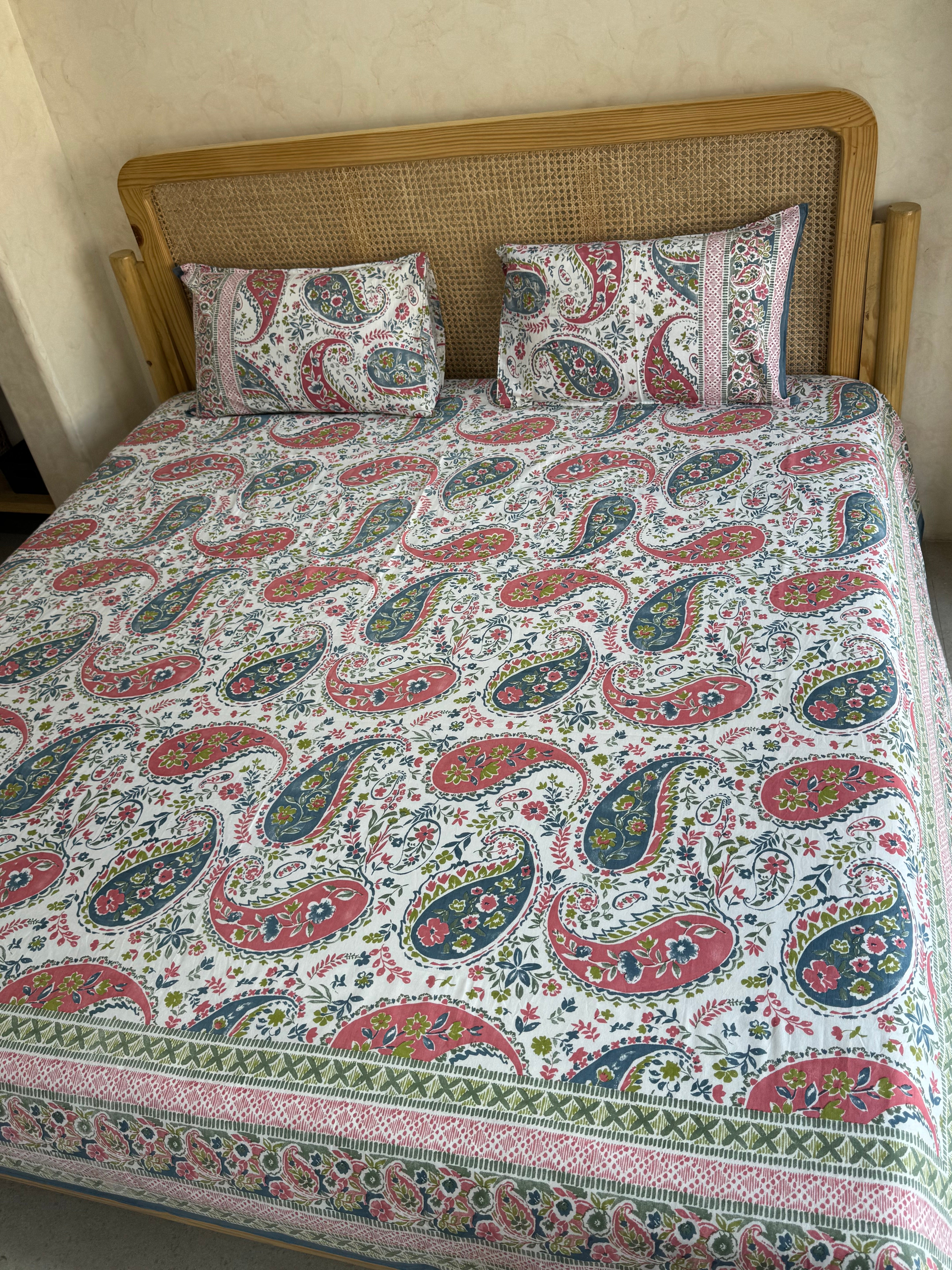RANGREZ BEDSHEET WITH TWO REVERSIBLE PILLOW COVERS