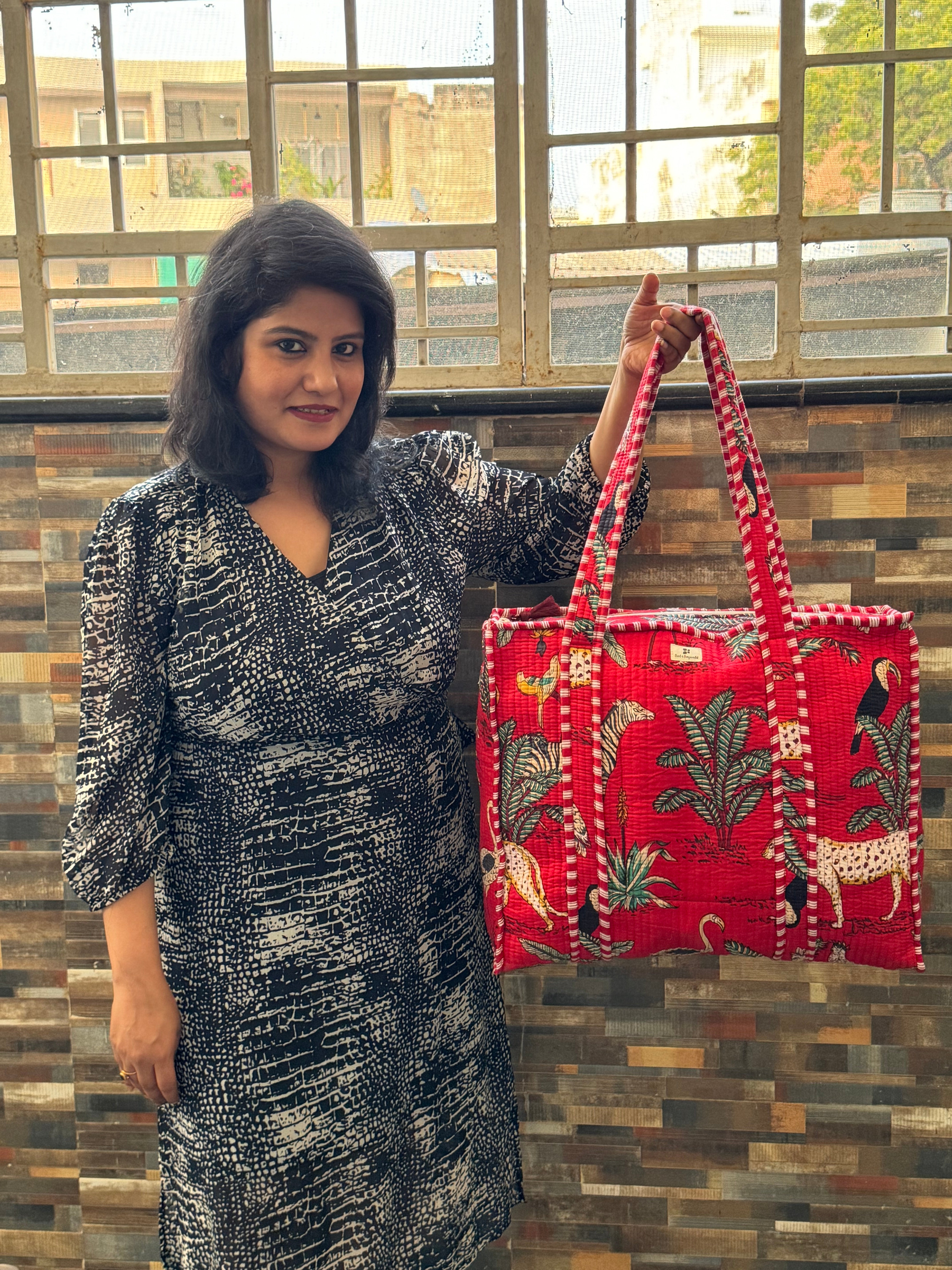 RED JUNGLE PRINT TOTE BAG WITH ZIP