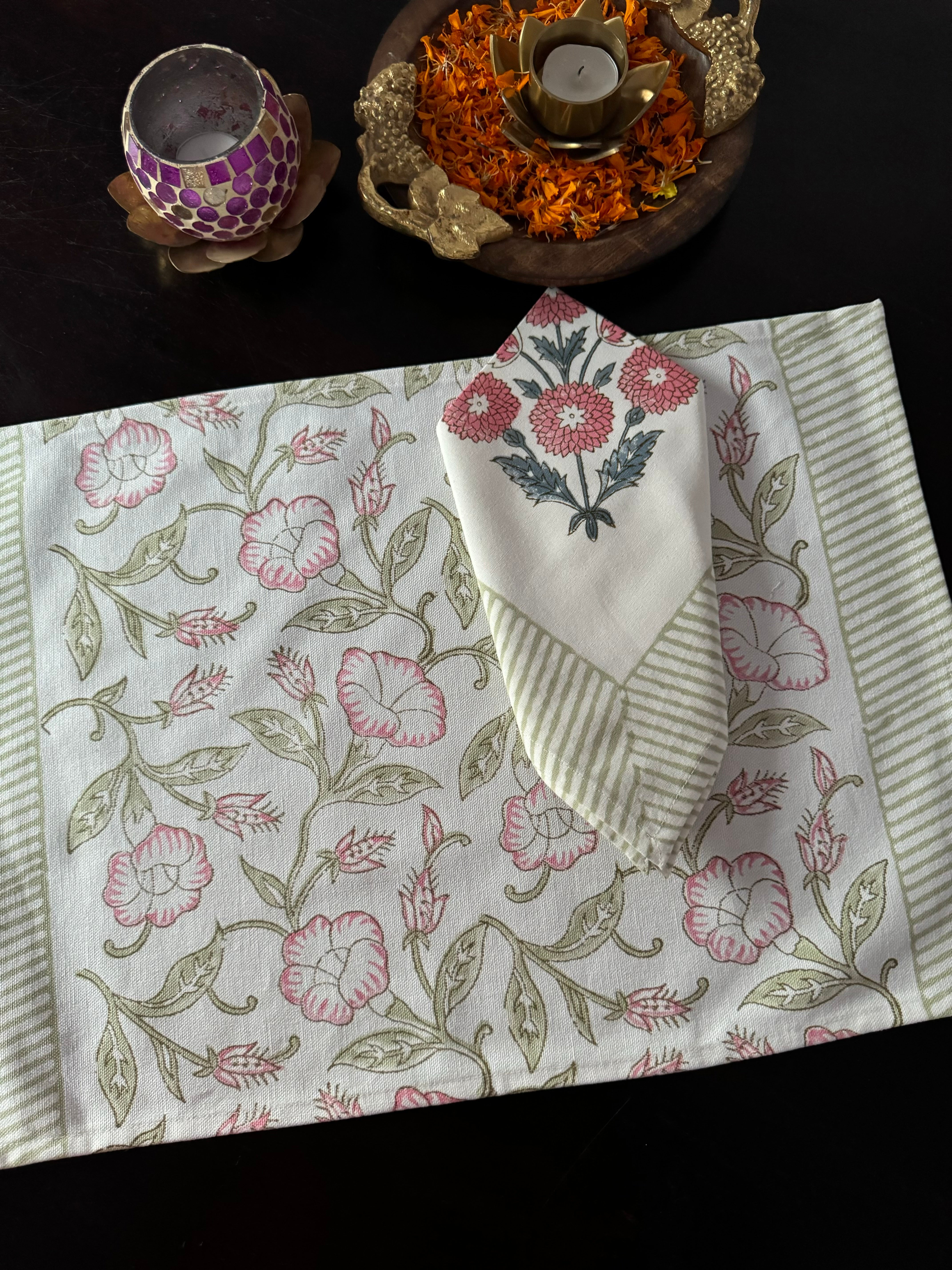 A PAIR HANDBLOCK PRINTED TABLE MAT AND NAPKIN SET